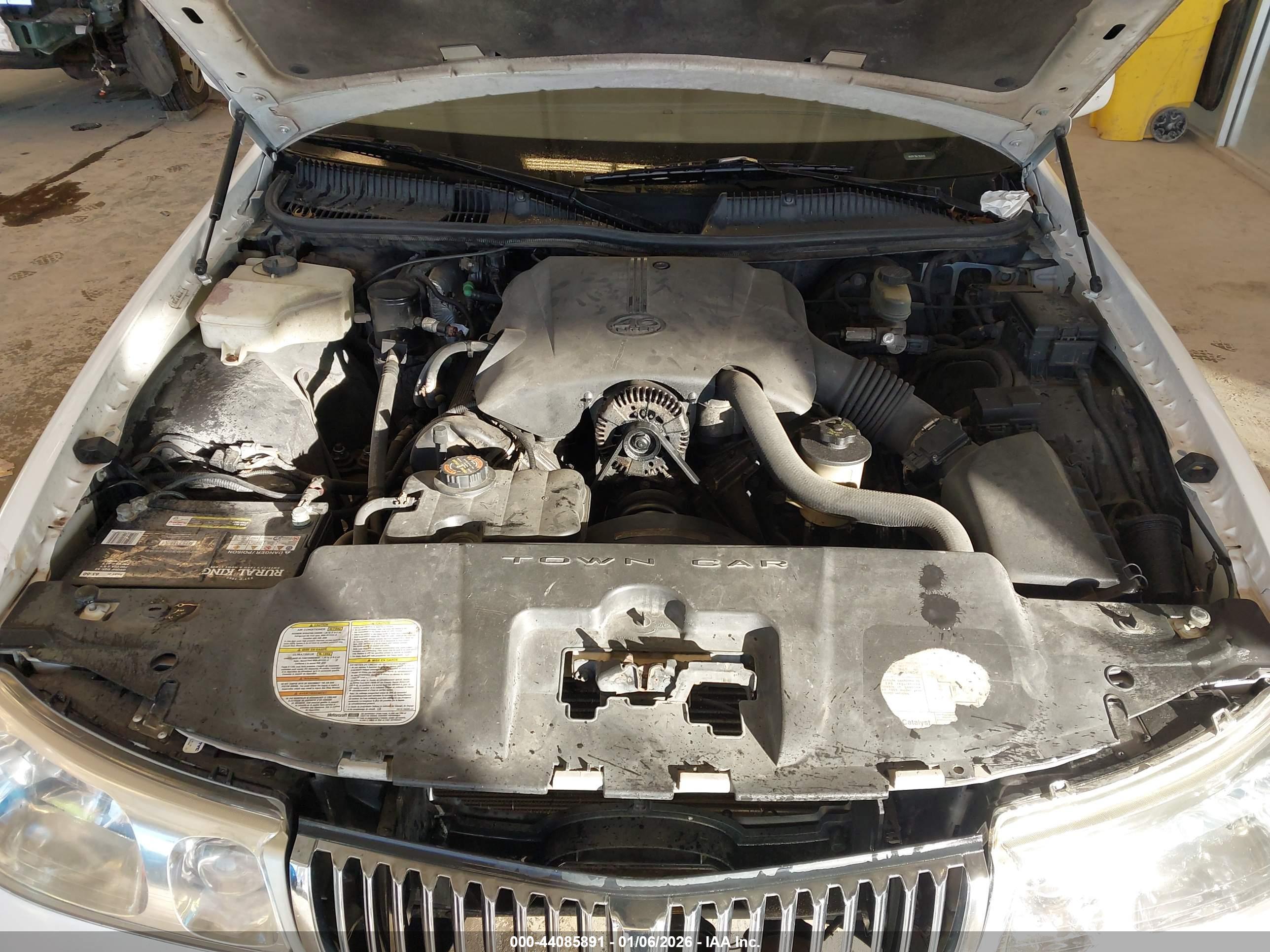 LINCOLN TOWN image 10