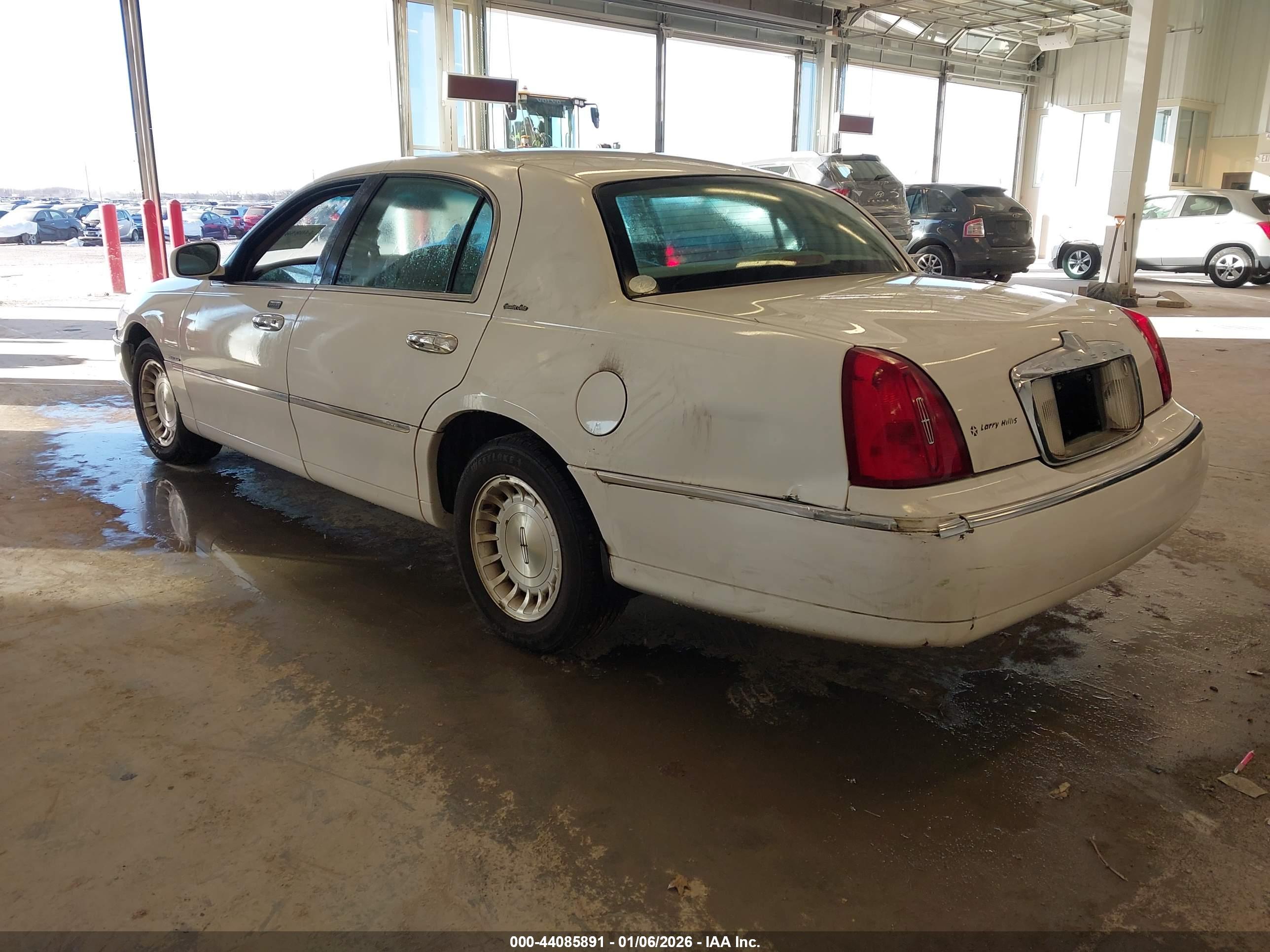 LINCOLN TOWN image 3