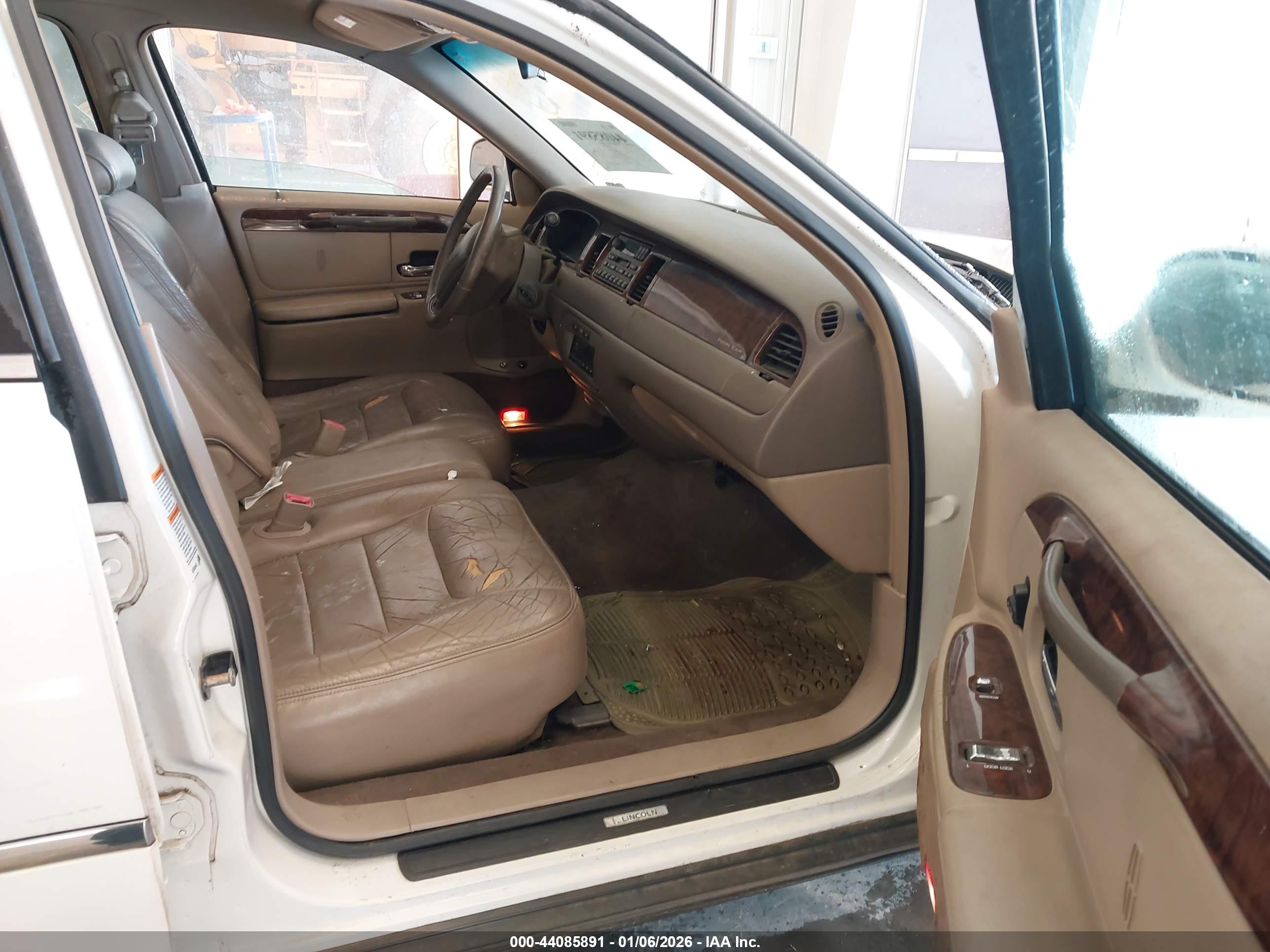 LINCOLN TOWN image 5