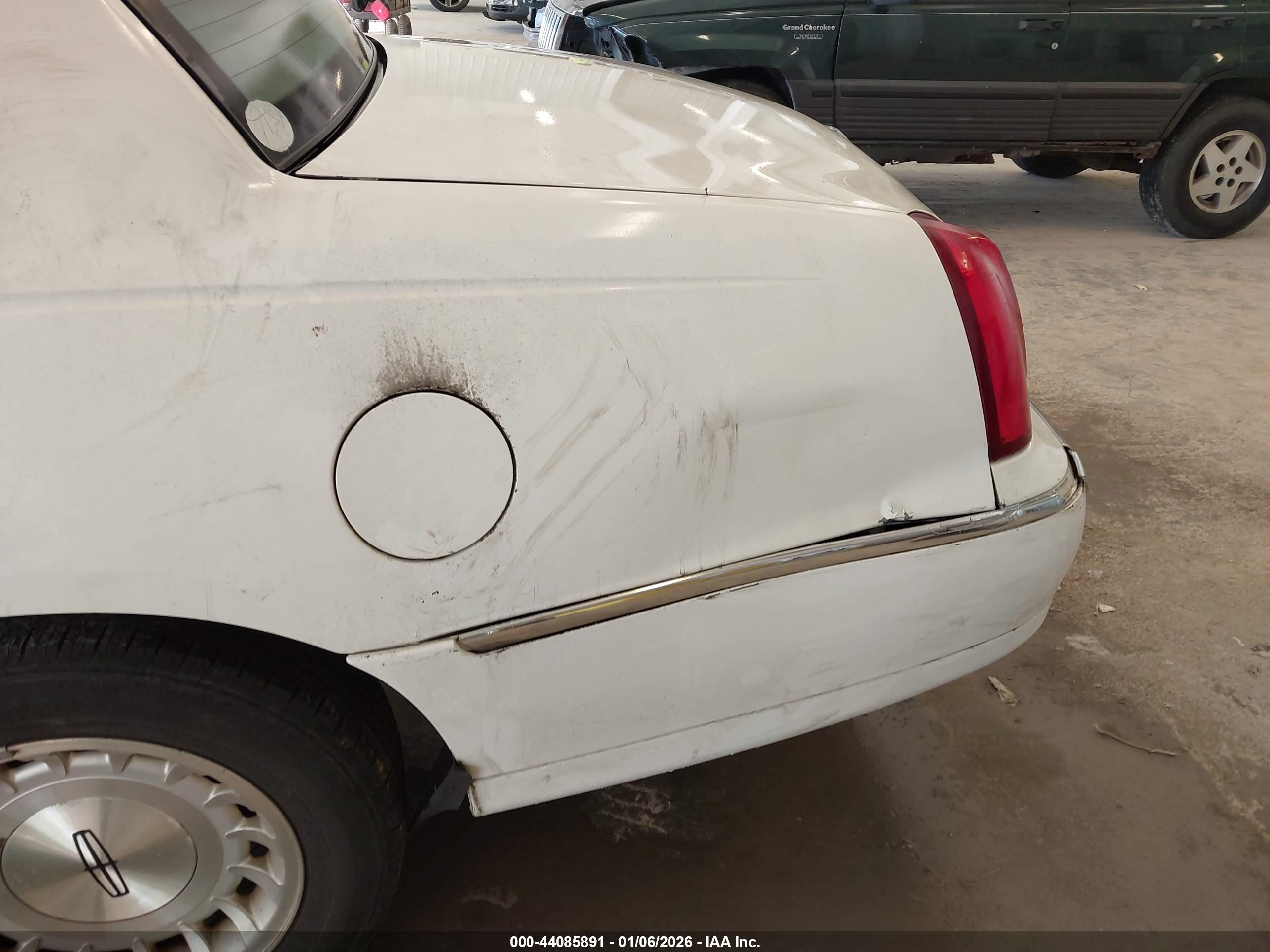 LINCOLN TOWN image 6