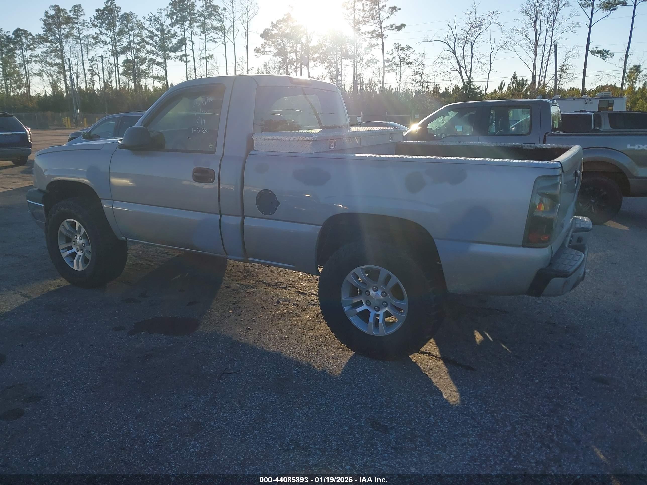 CHEVROLET SILVERADO image 3