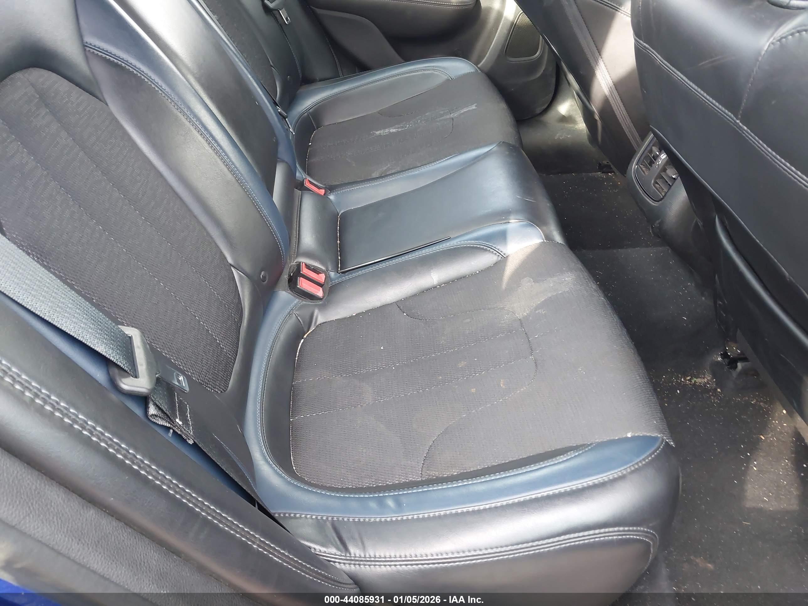 CHRYSLER 200 image 8