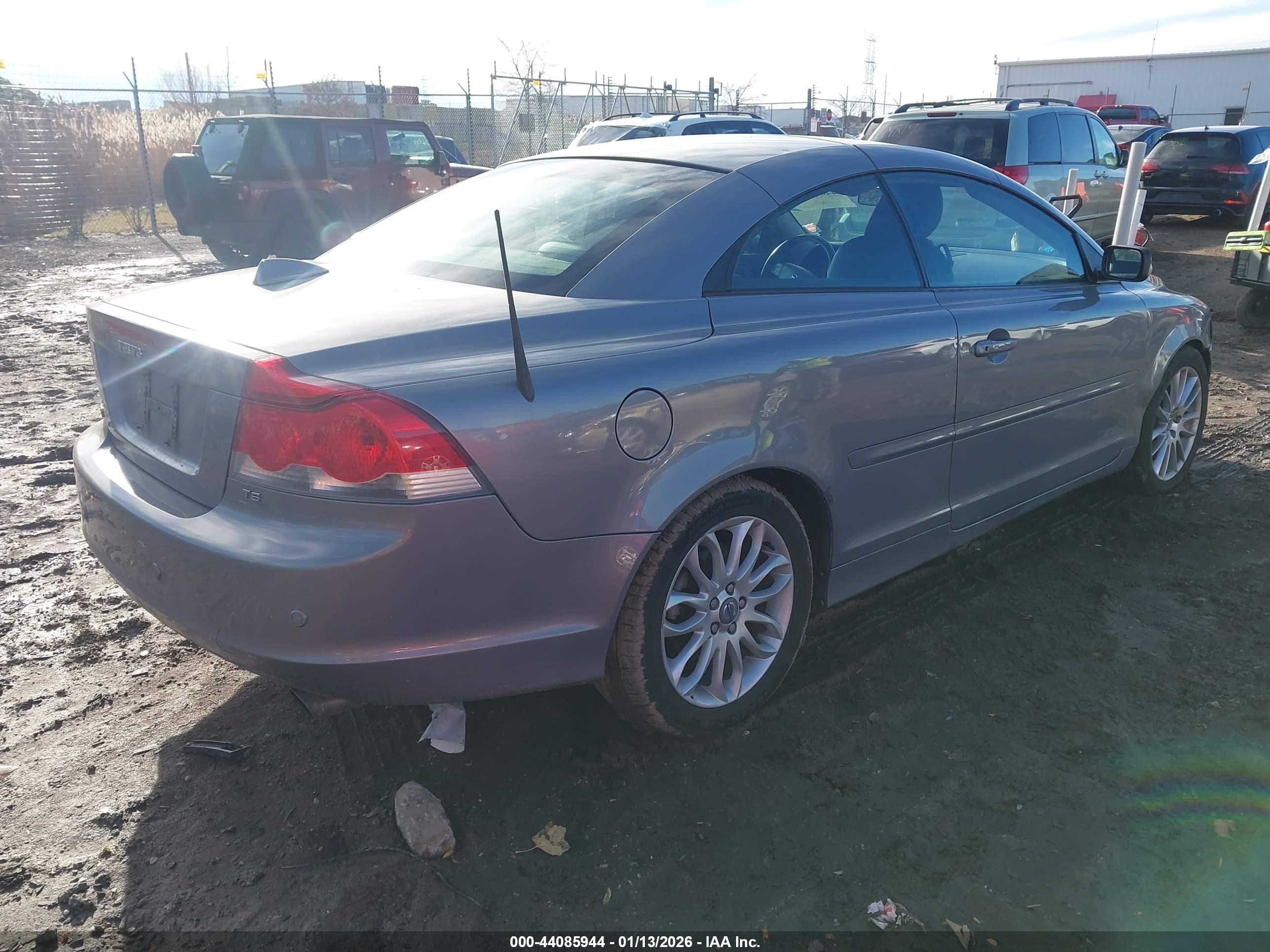 VOLVO C70 image 4