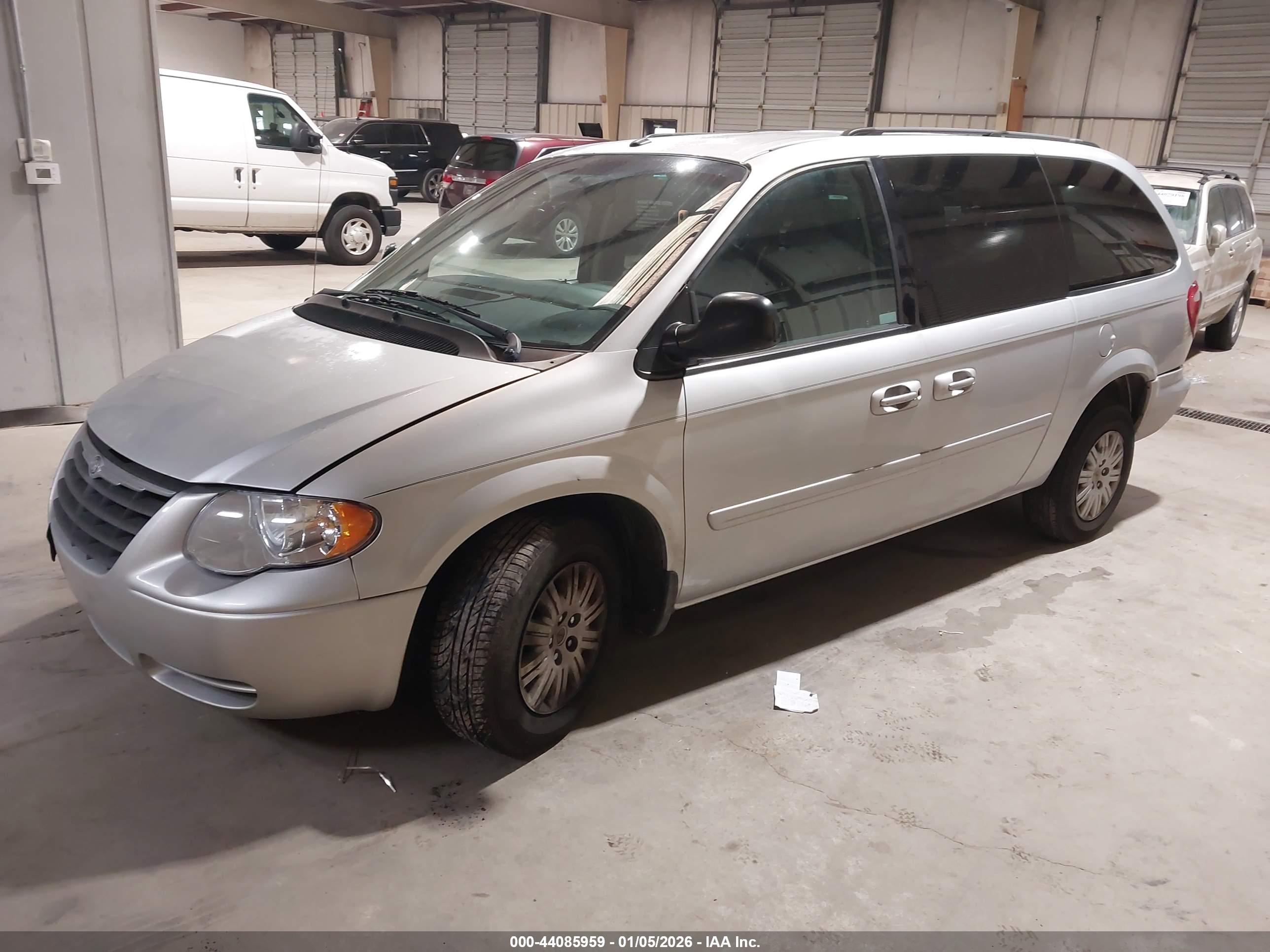 CHRYSLER TOWN image 2
