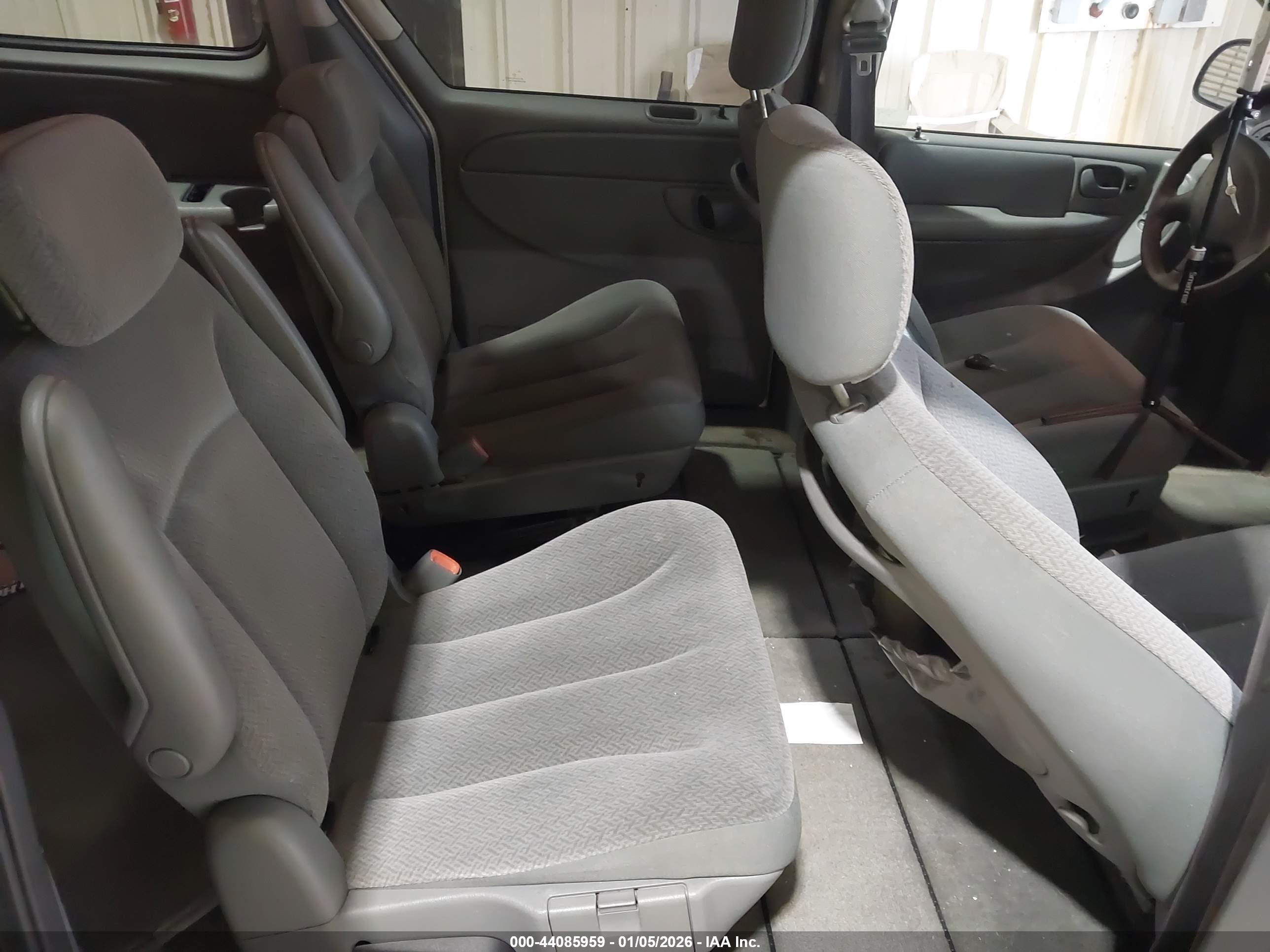CHRYSLER TOWN image 8
