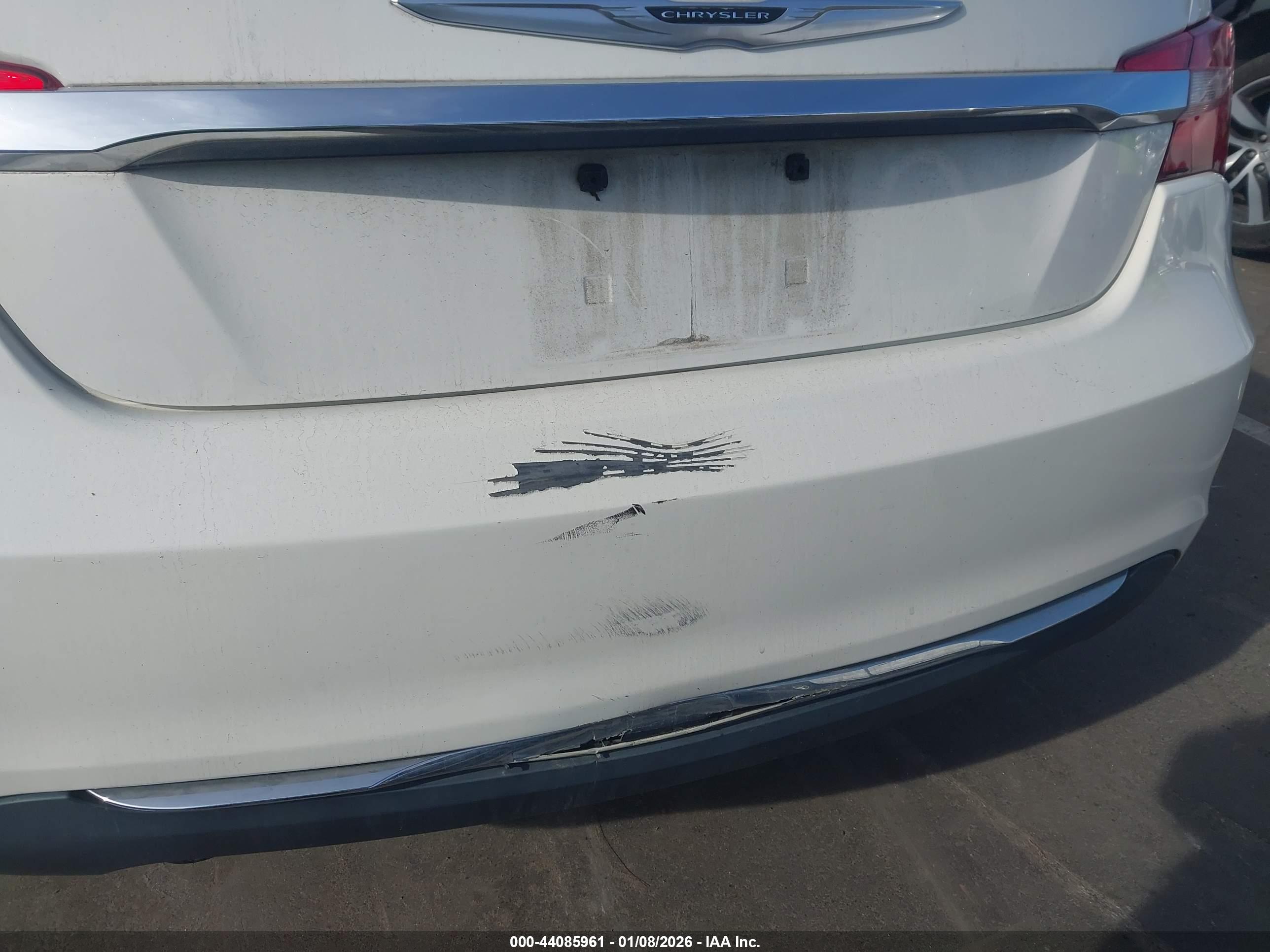 CHRYSLER 200 image 6