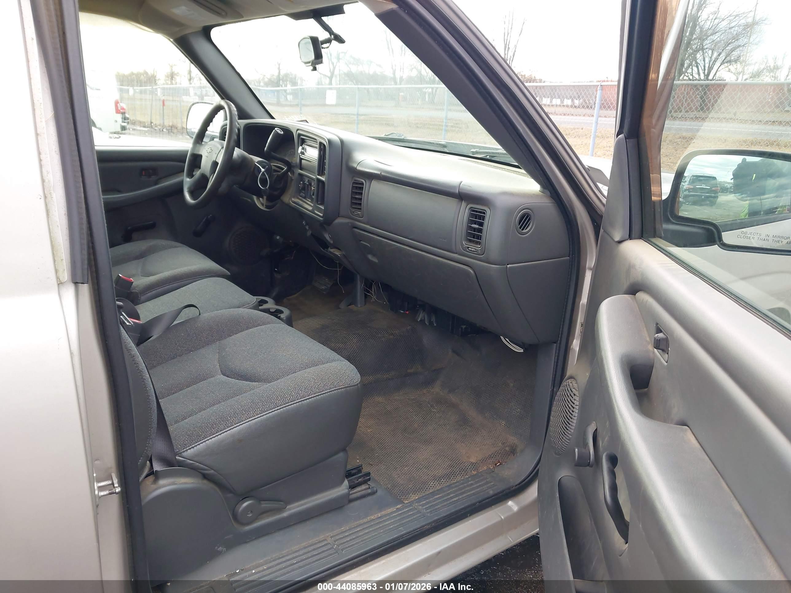 CHEVROLET SILVERADO image 5