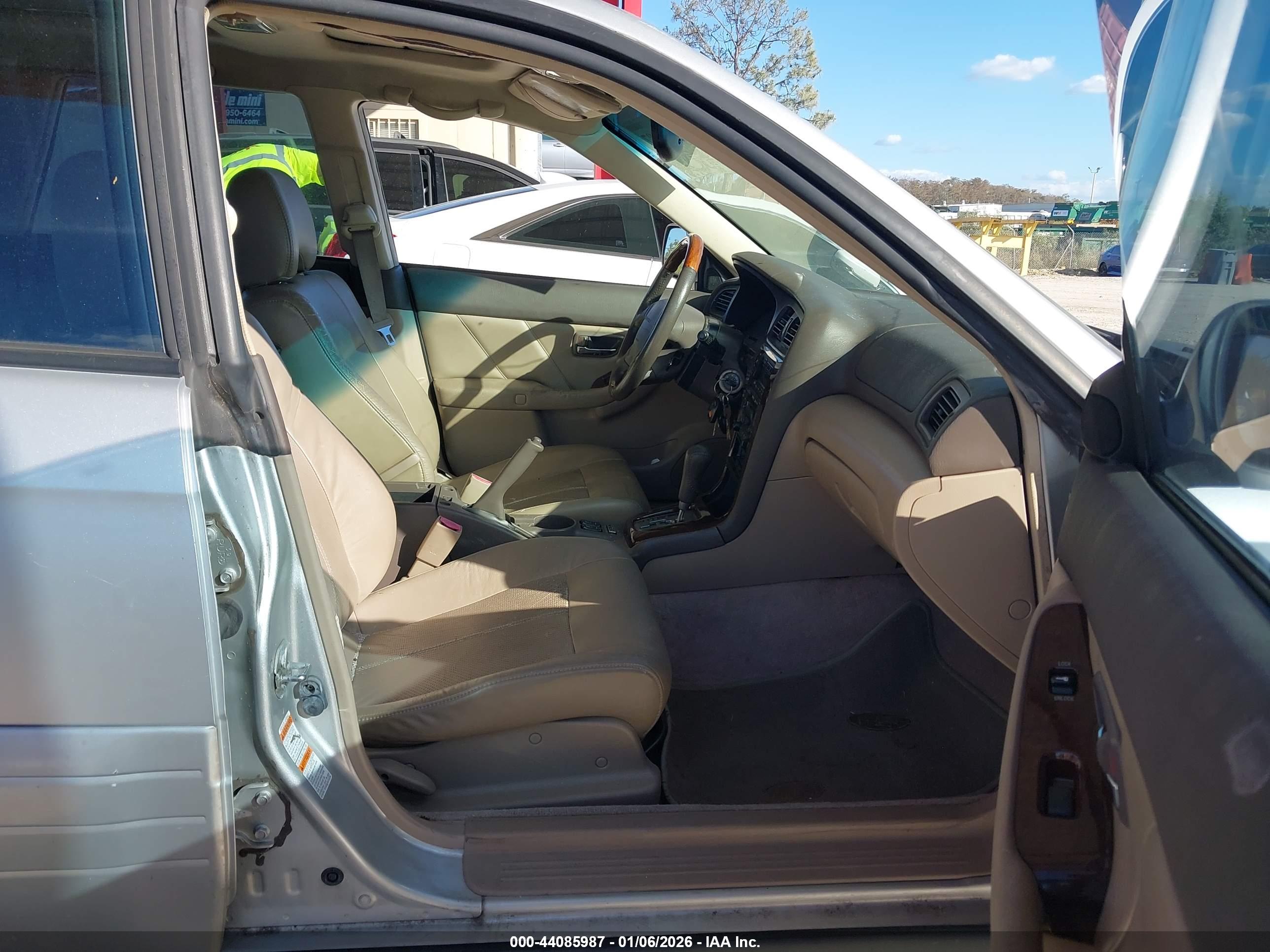 SUBARU OUTBACK image 5