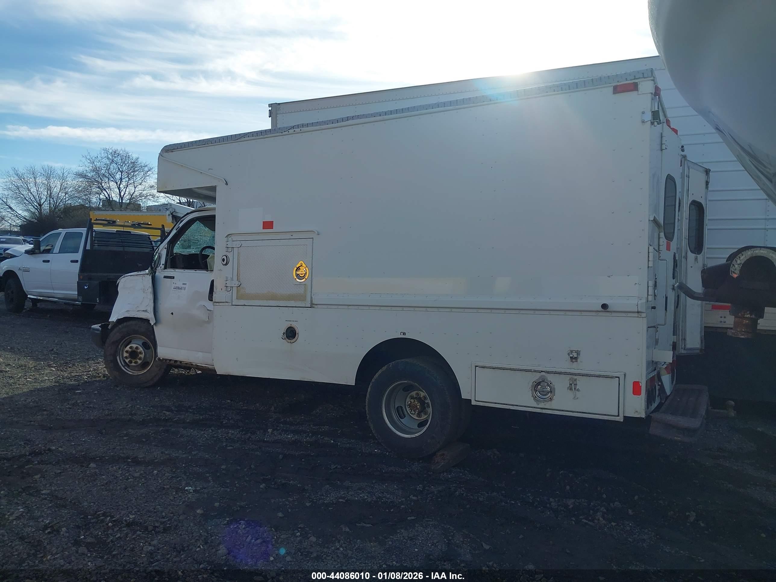 CHEVROLET EXPRESS image 3