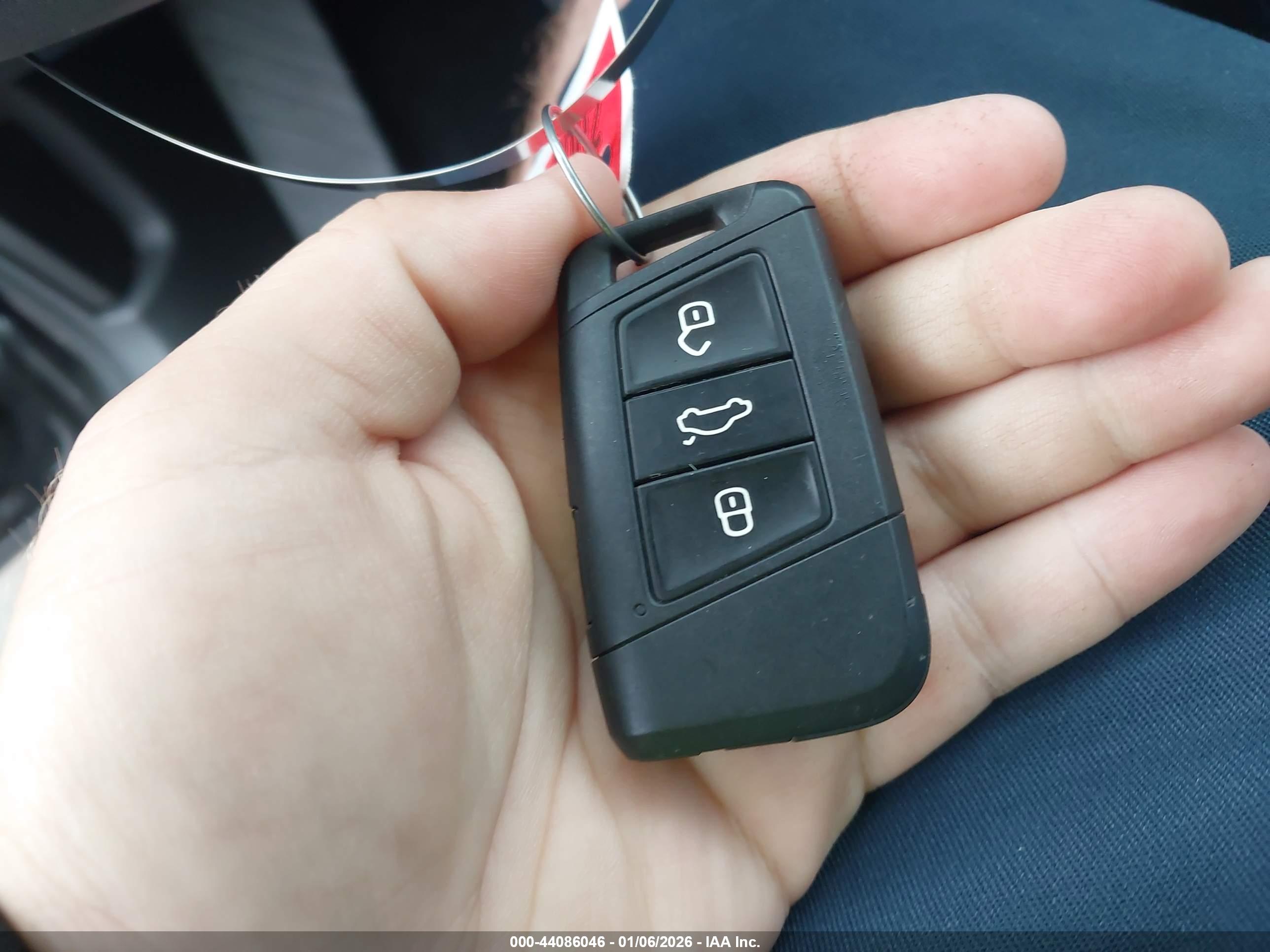 VOLKSWAGEN TAOS image 11