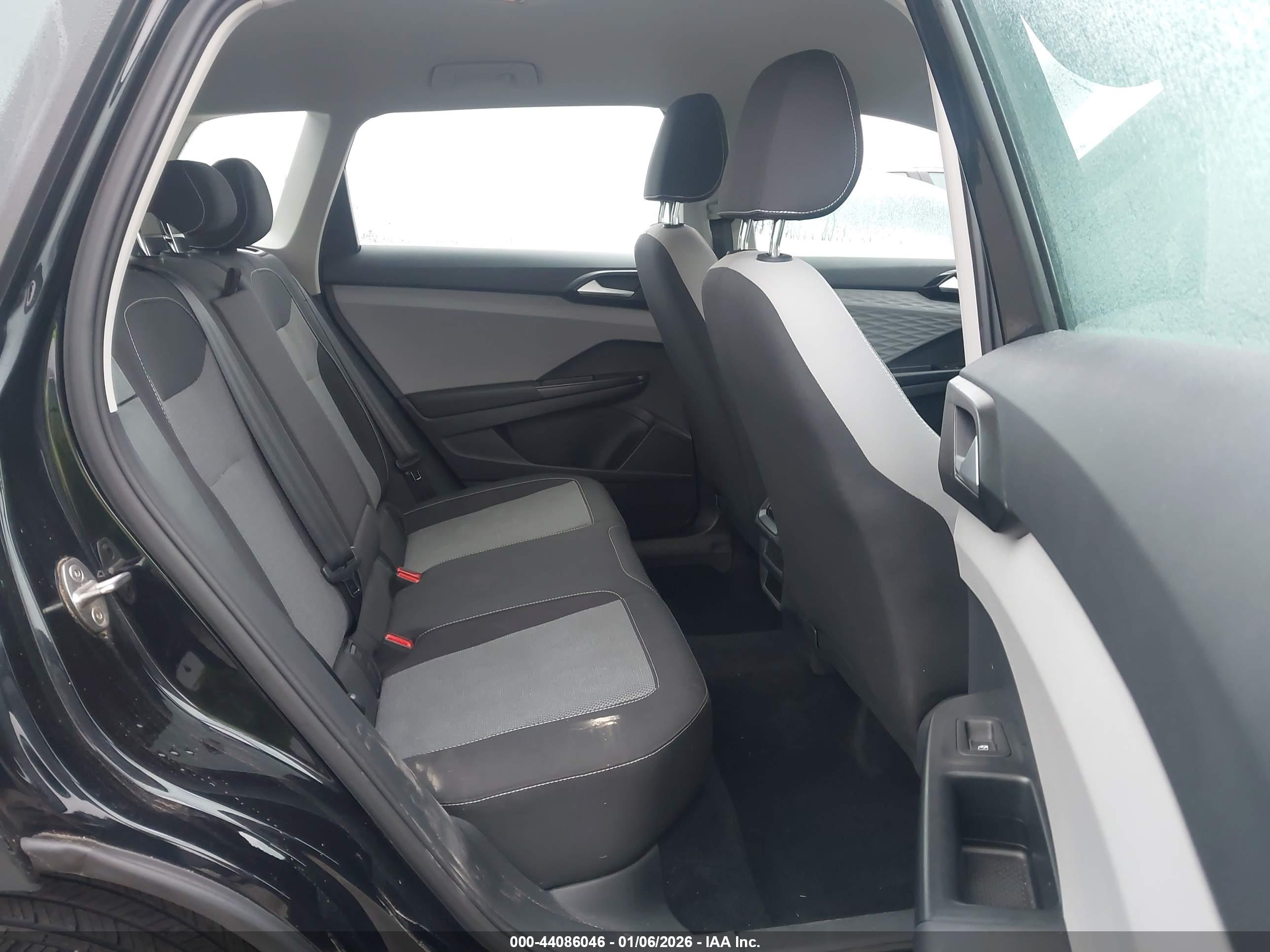 VOLKSWAGEN TAOS image 8