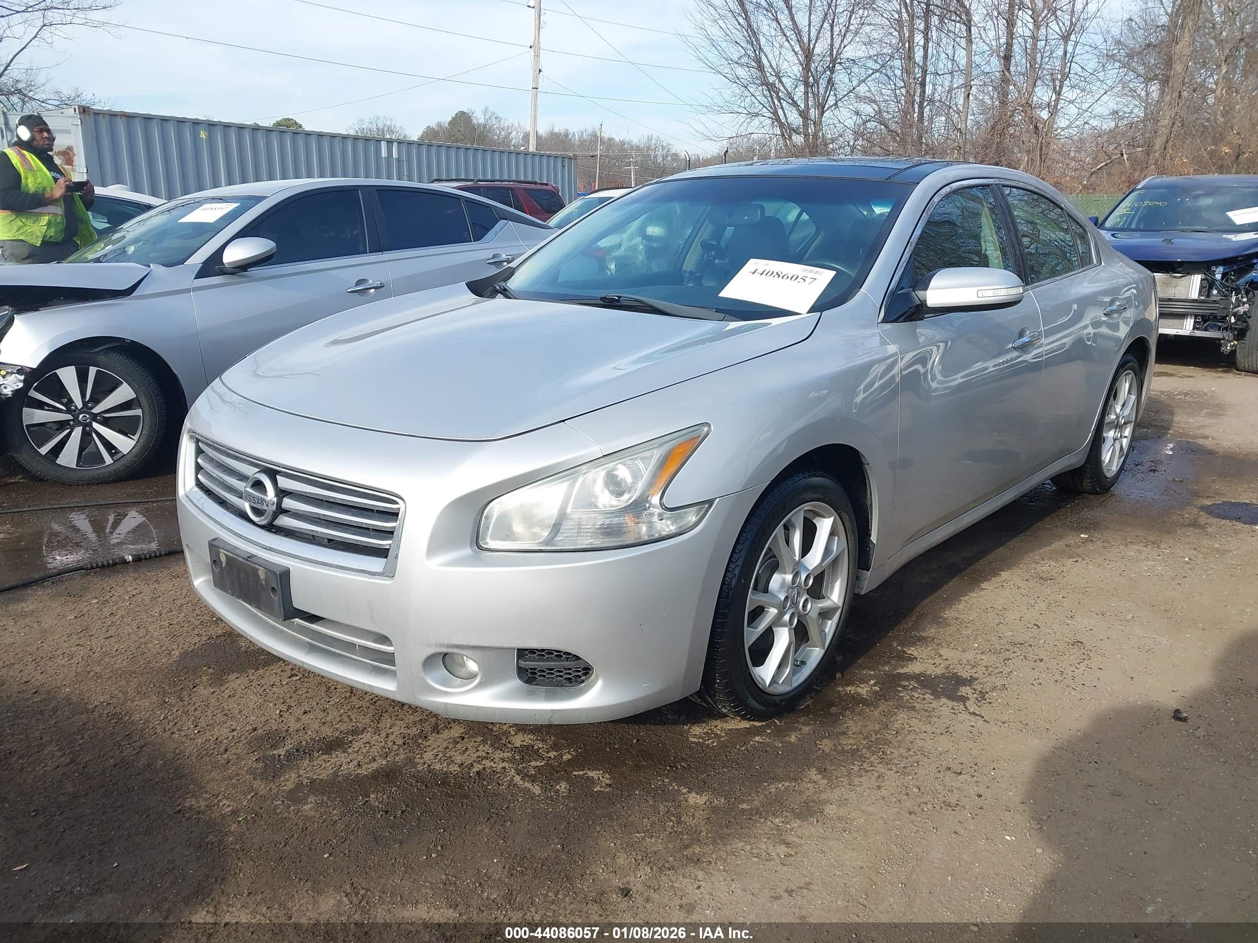 NISSAN MAXIMA image 2