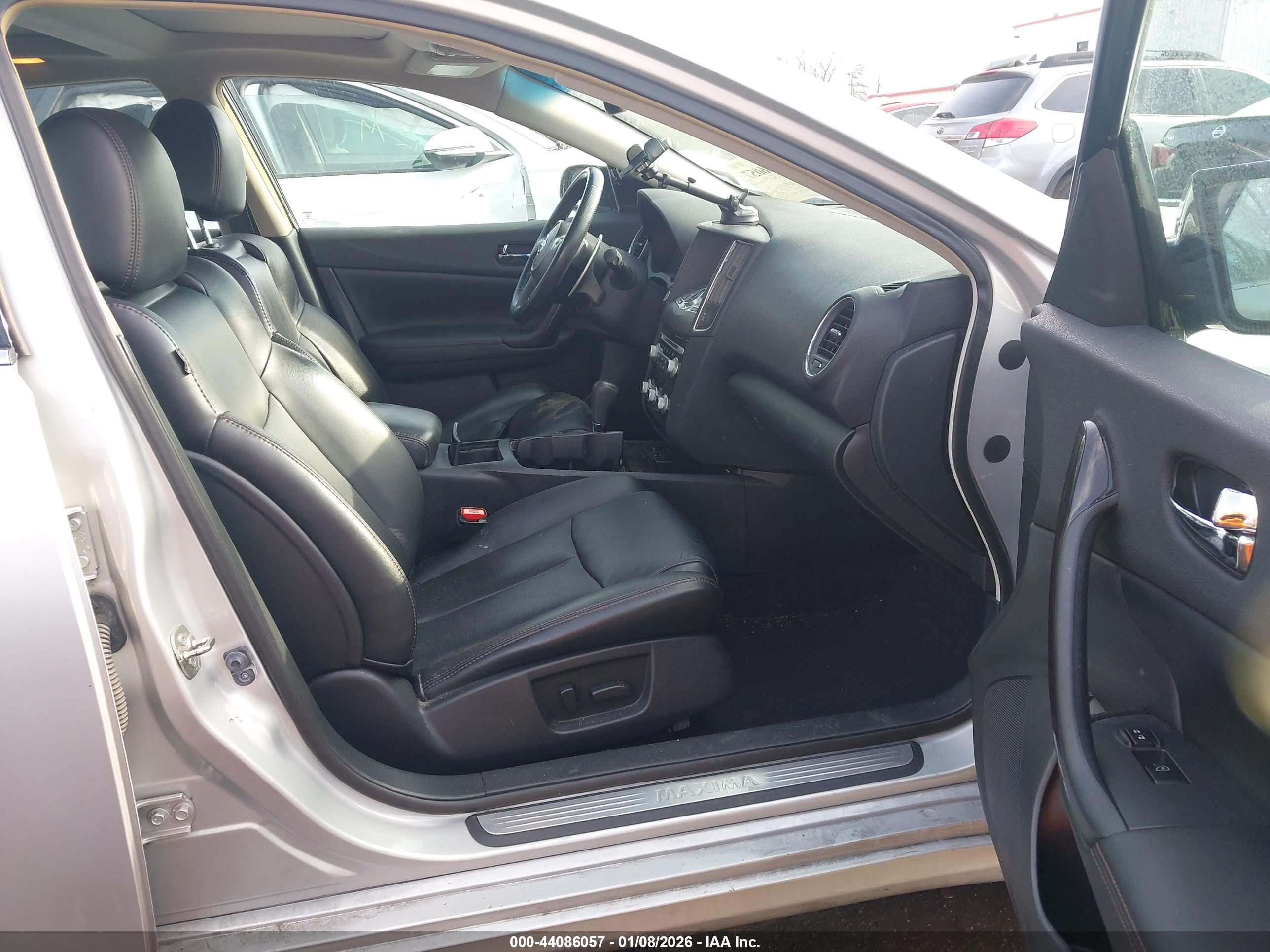 NISSAN MAXIMA image 5