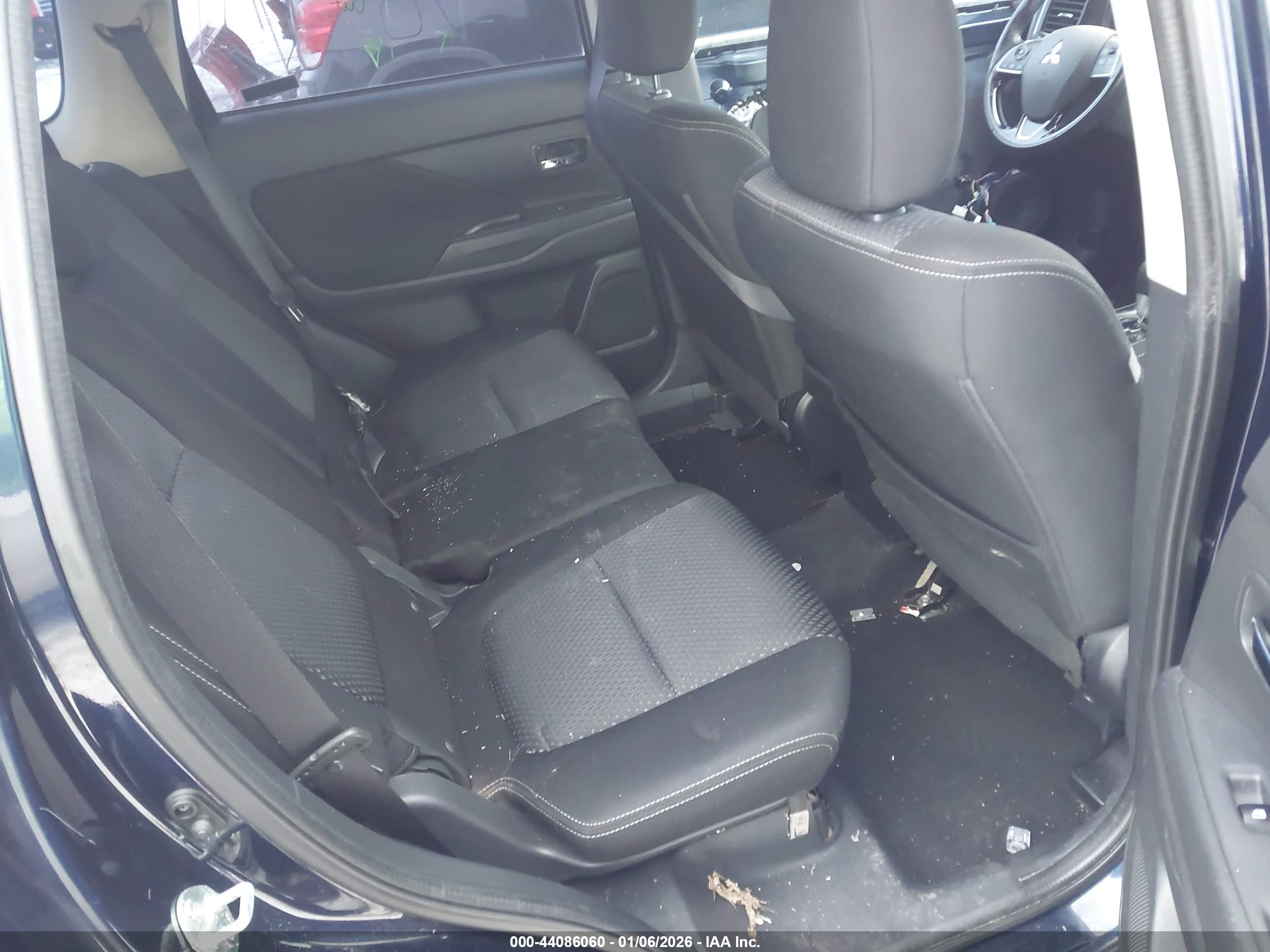 MITSUBISHI OUTLANDER image 8