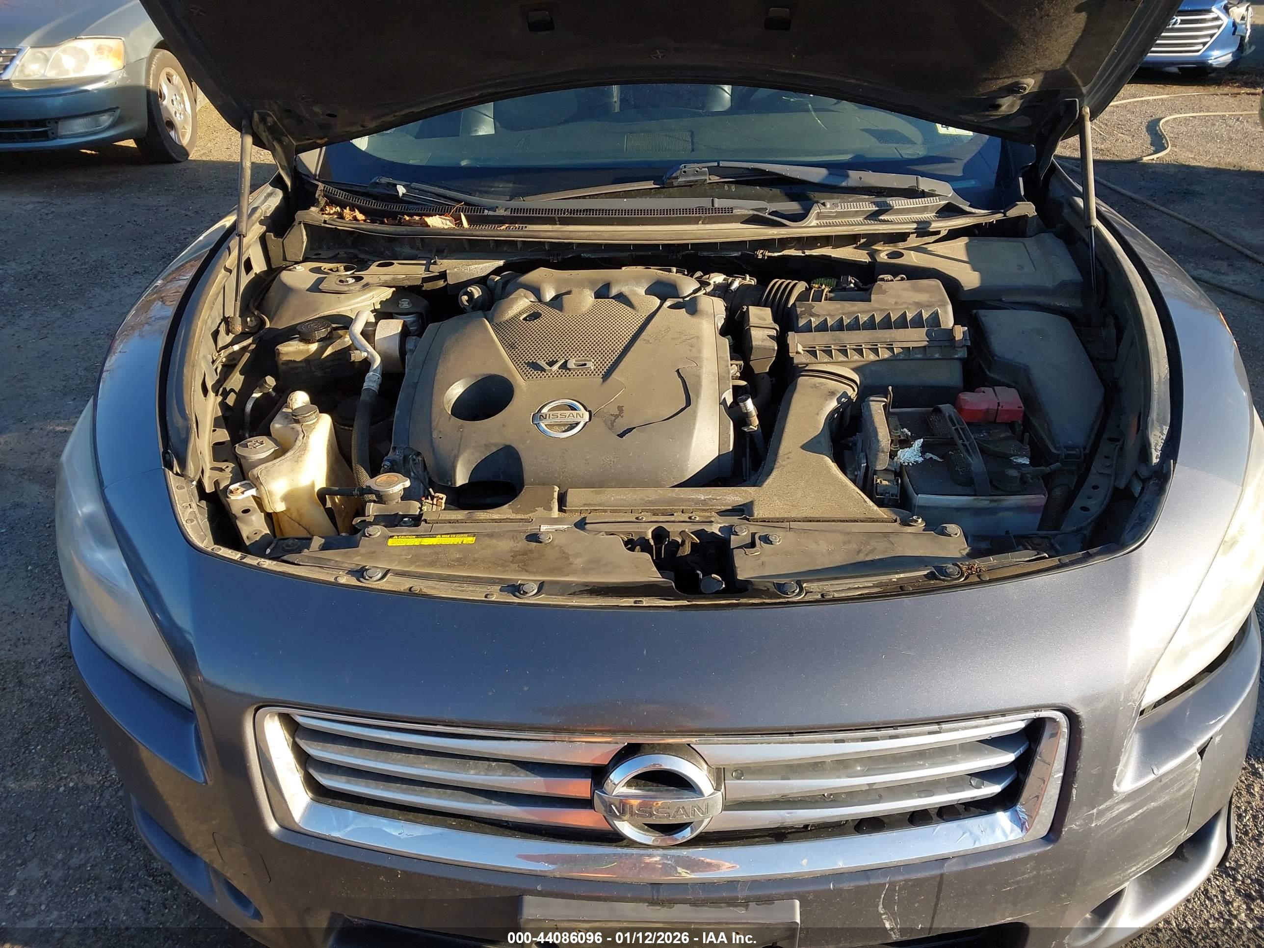 NISSAN MAXIMA image 10