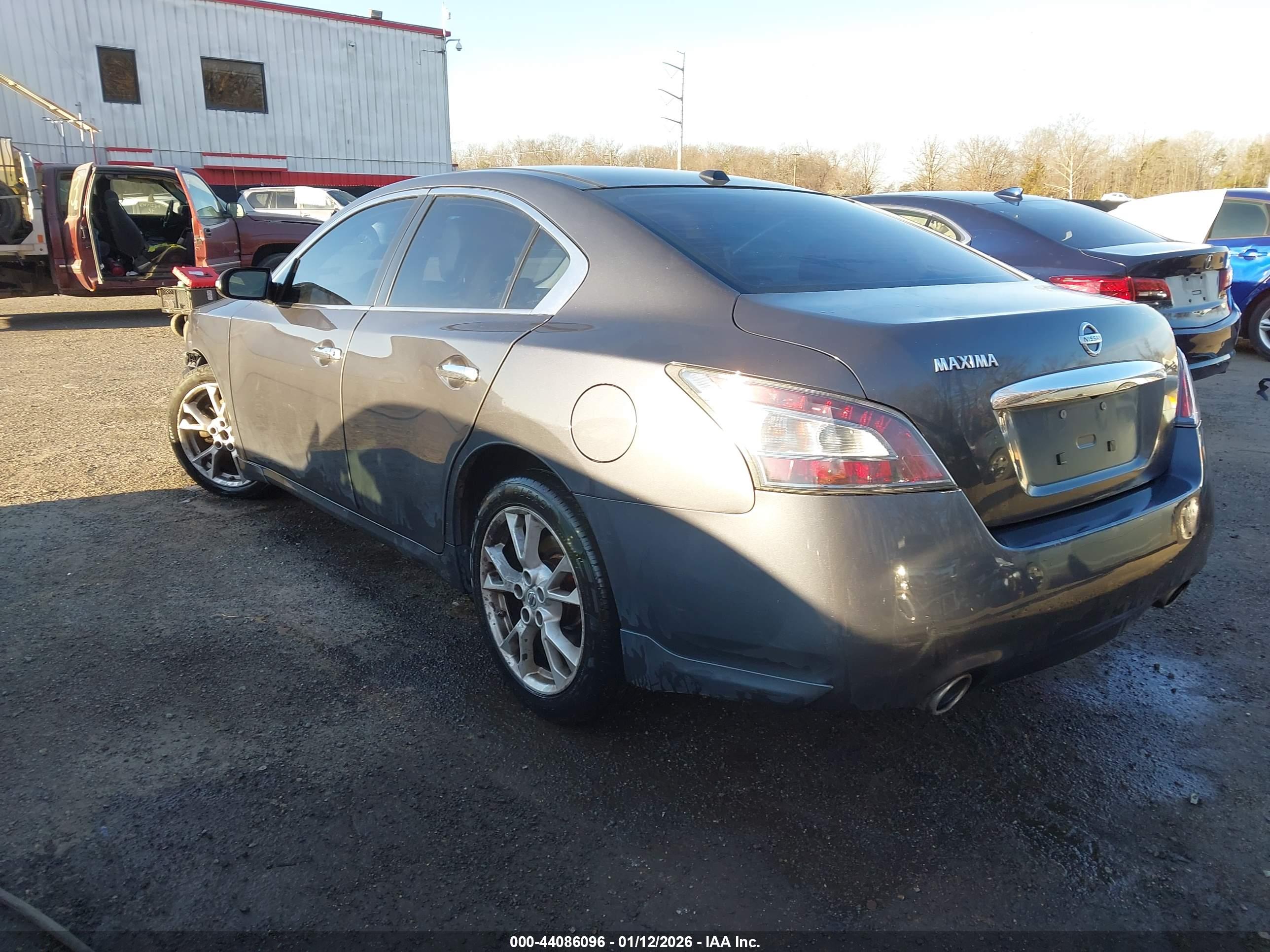 NISSAN MAXIMA image 3