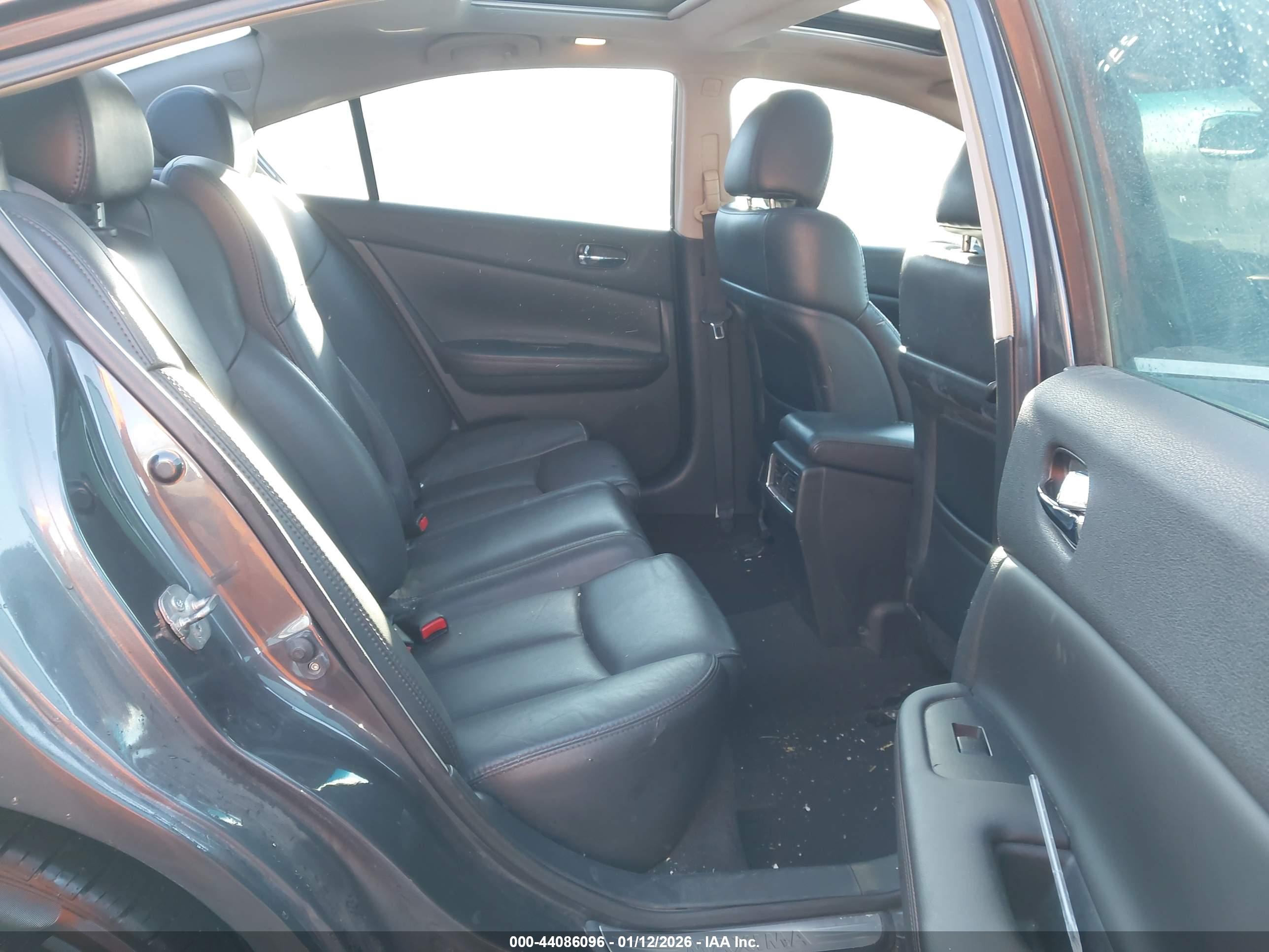 NISSAN MAXIMA image 8