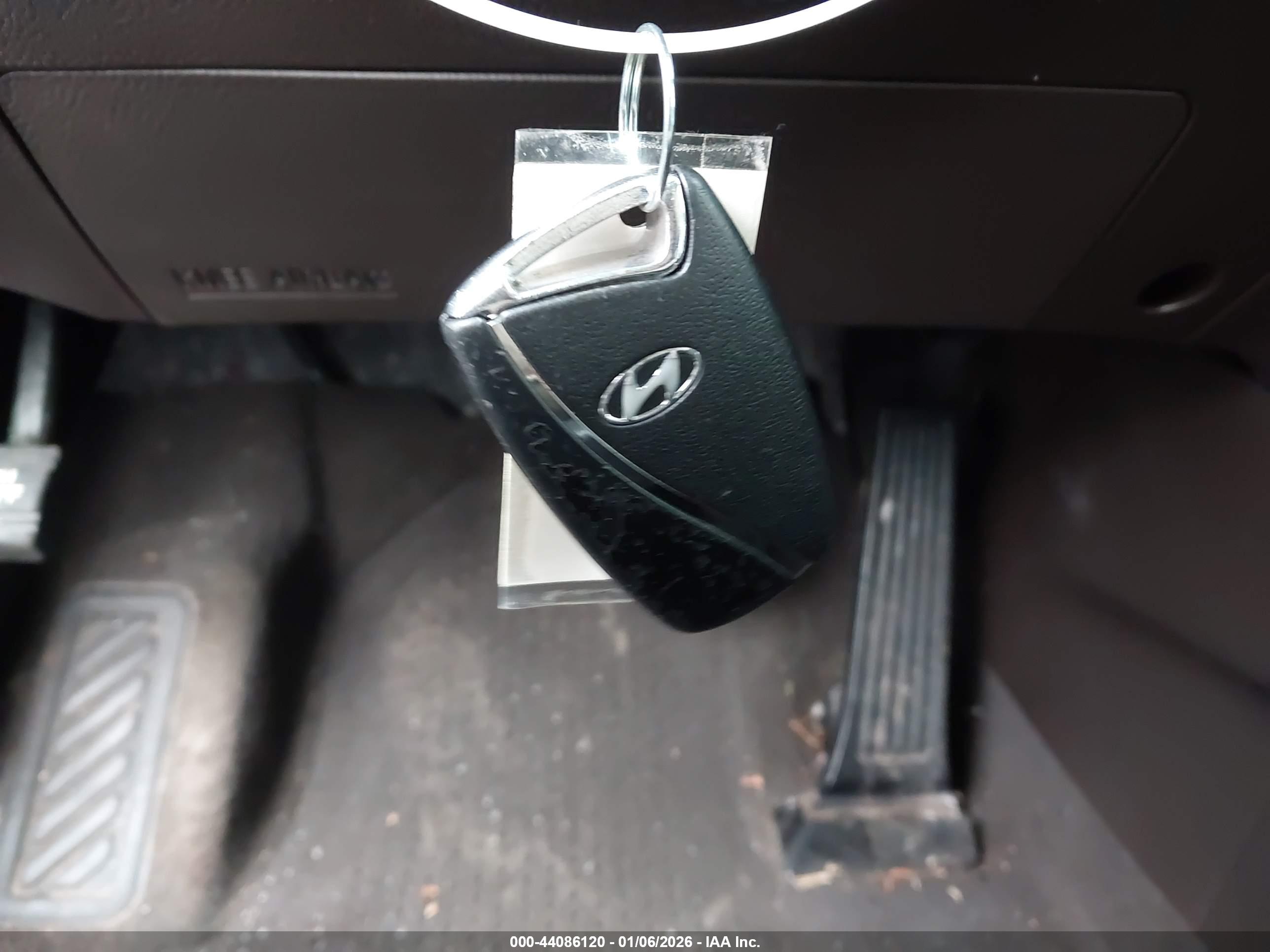 HYUNDAI SANTA image 11