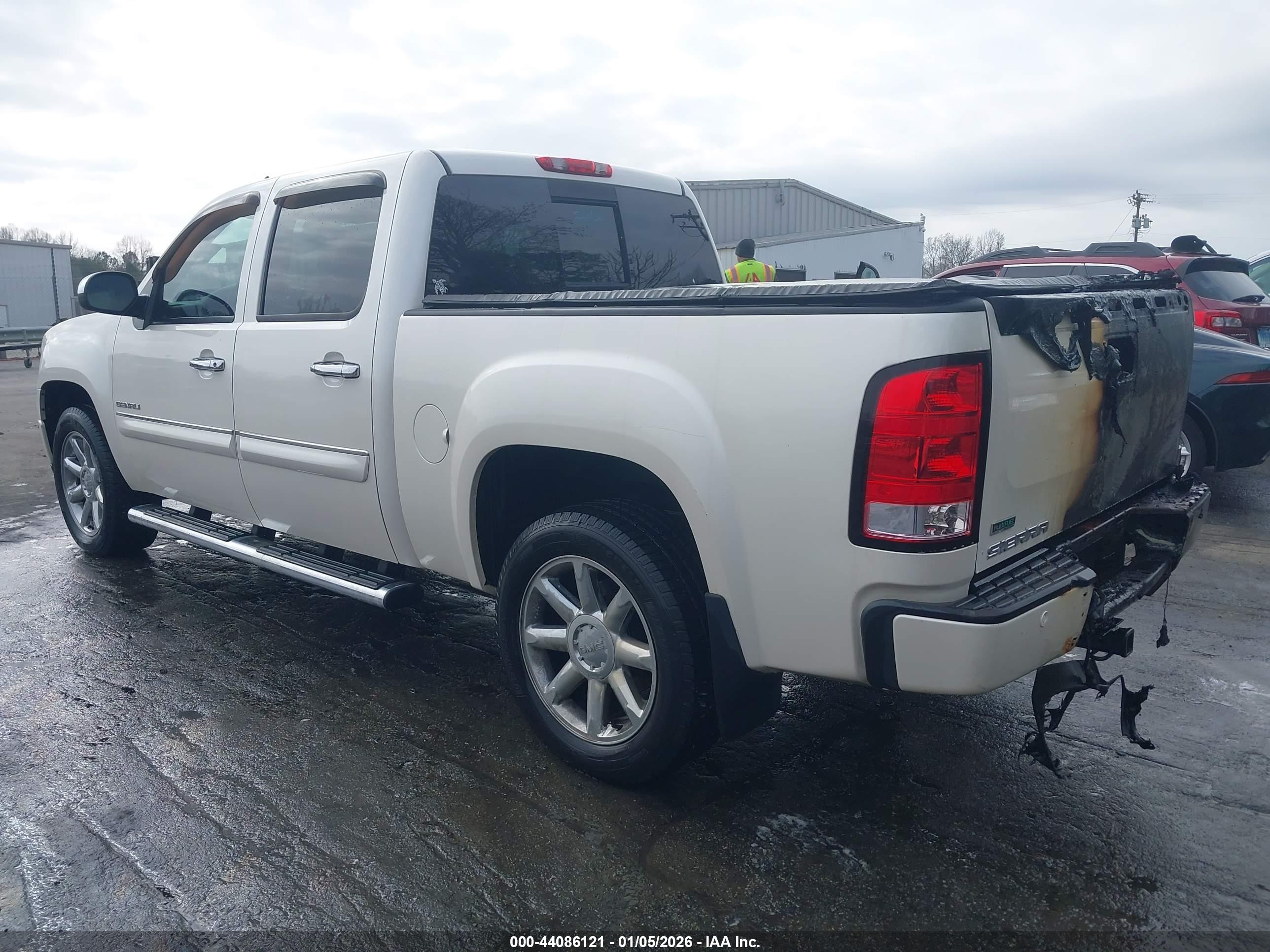 GMC SIERRA image 3