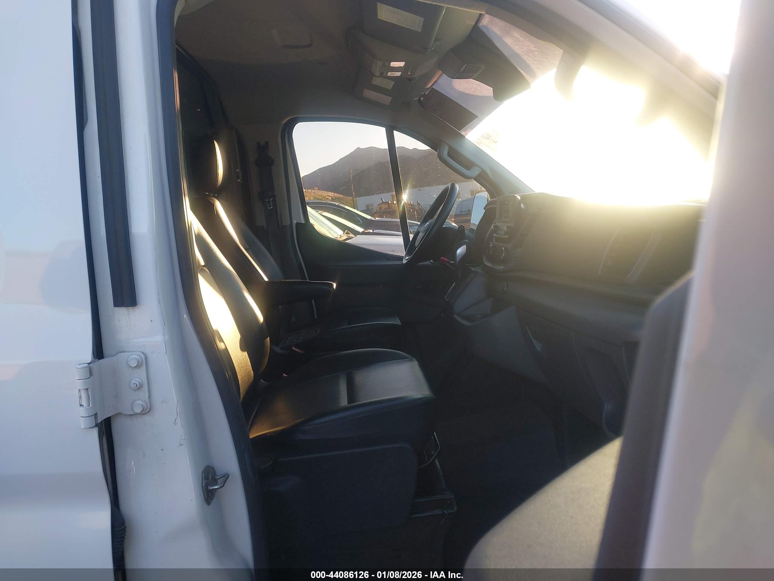 FORD TRANSIT-150 image 5