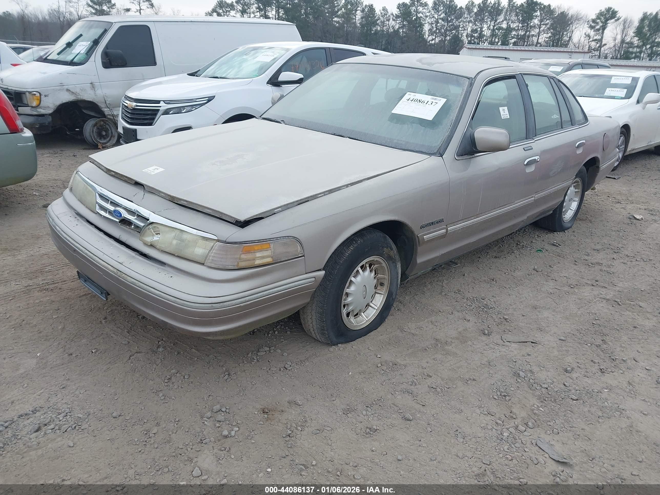 FORD CROWN image 2