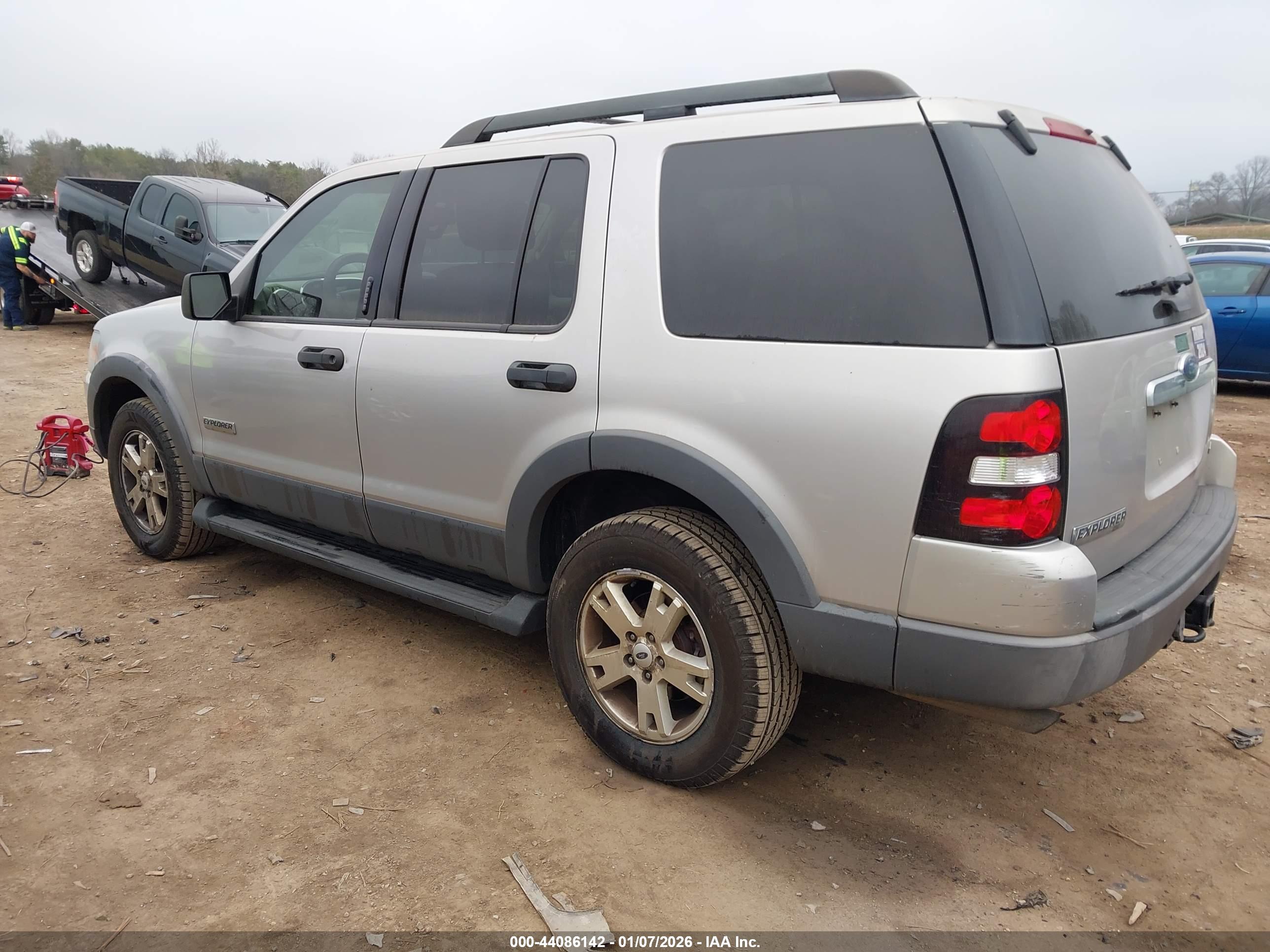 FORD EXPLORER image 3