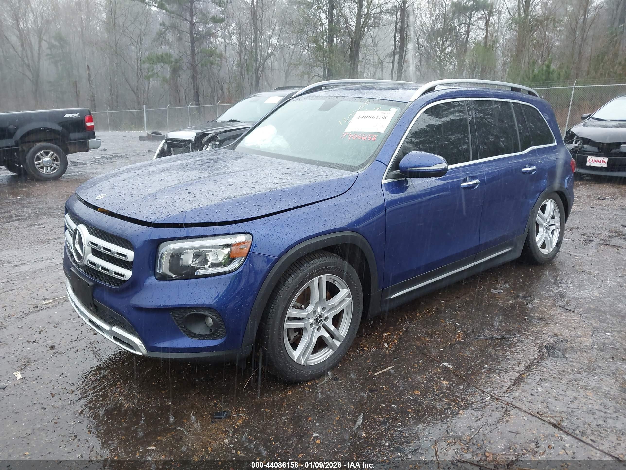 MERCEDES-BENZ GLB image 2