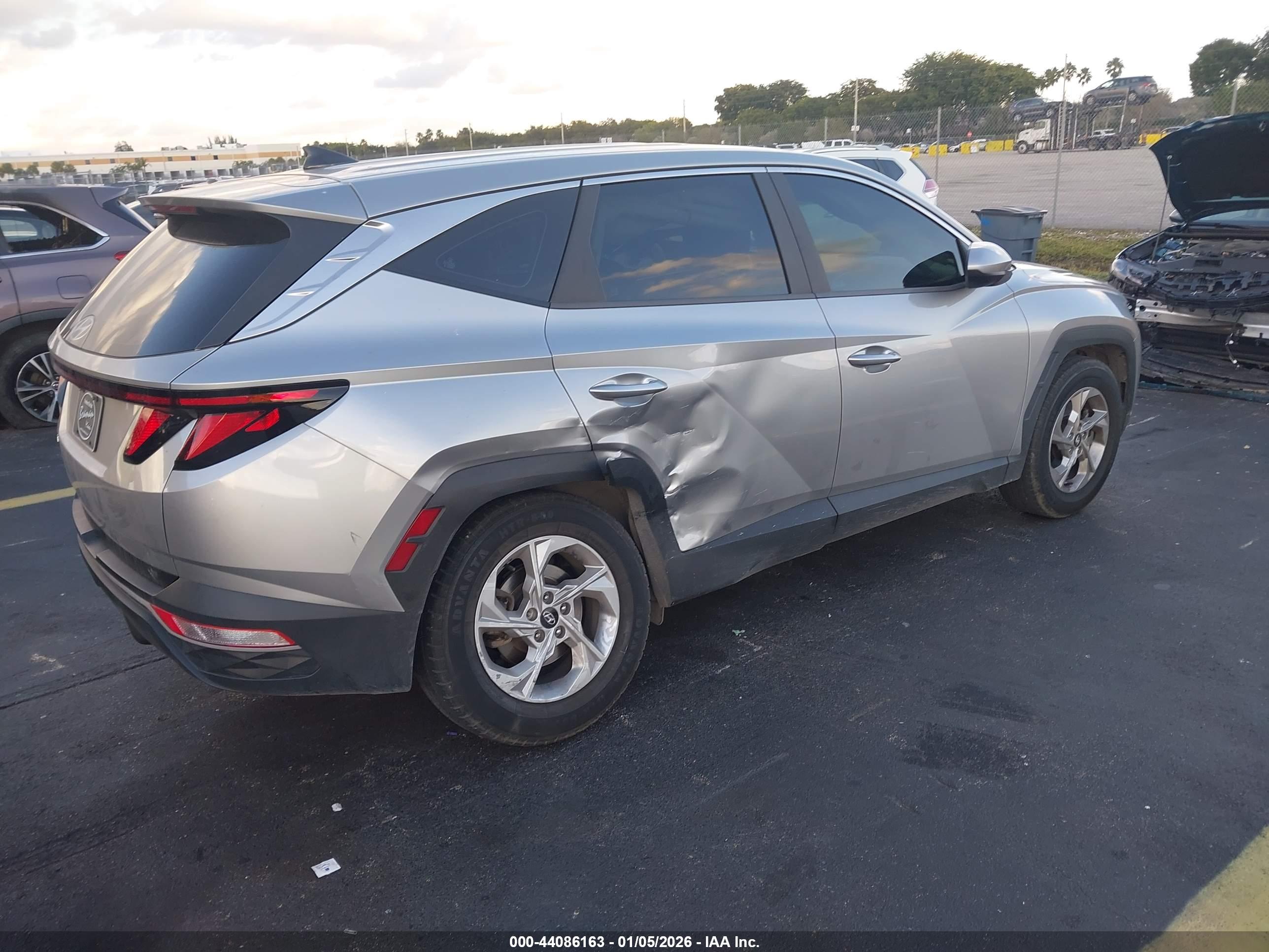 HYUNDAI TUCSON image 4