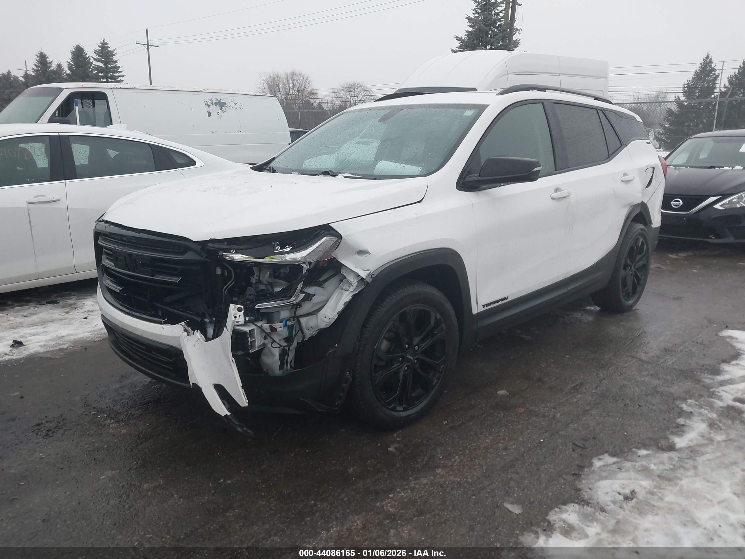 GMC TERRAIN image 2