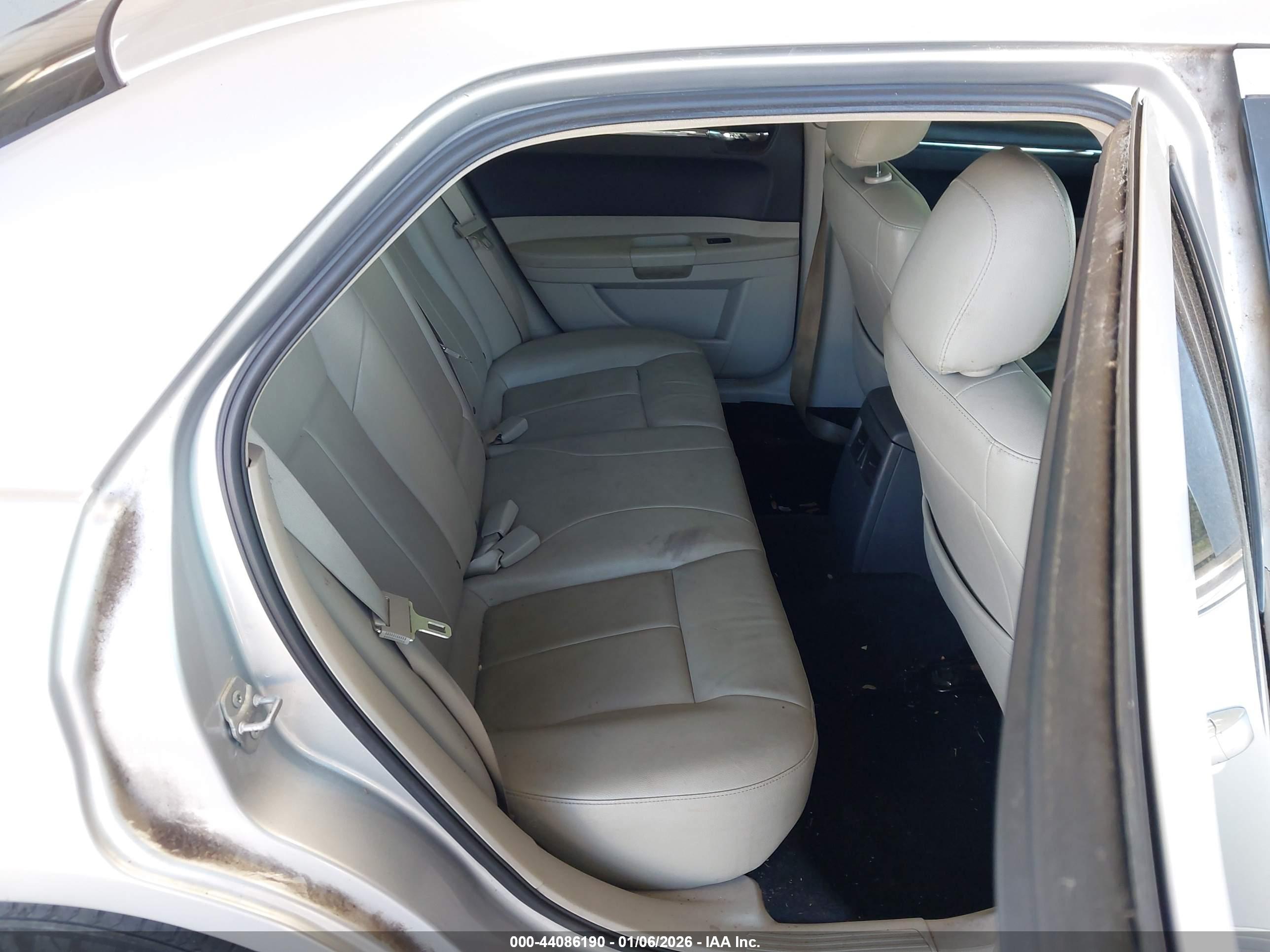 CHRYSLER 300 image 8