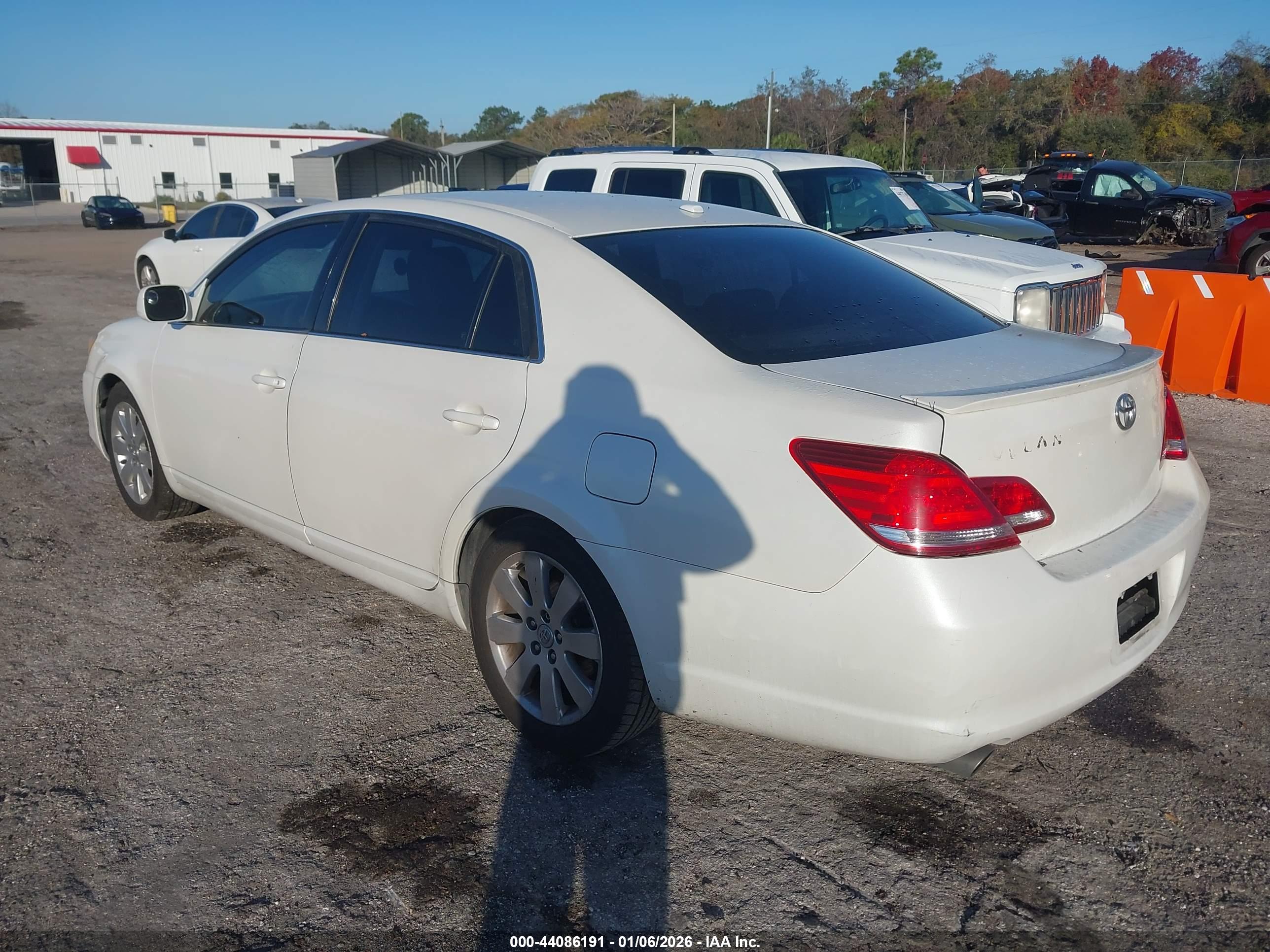 TOYOTA AVALON image 3
