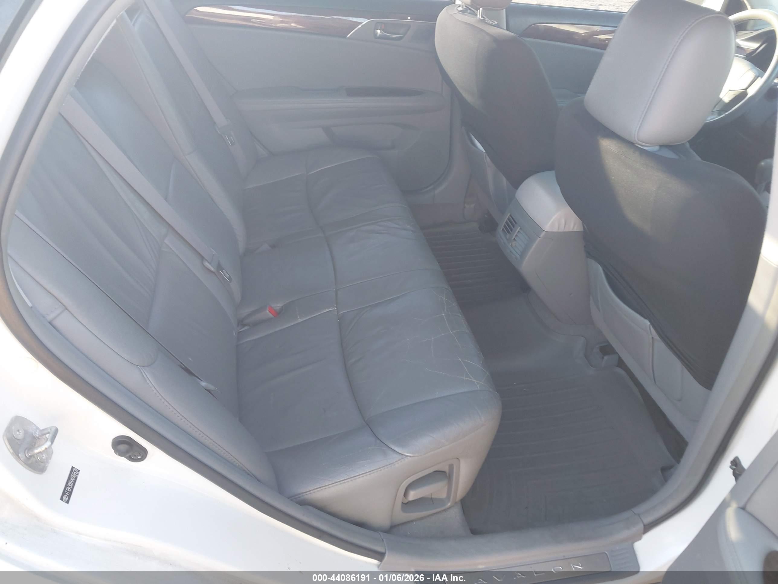 TOYOTA AVALON image 8
