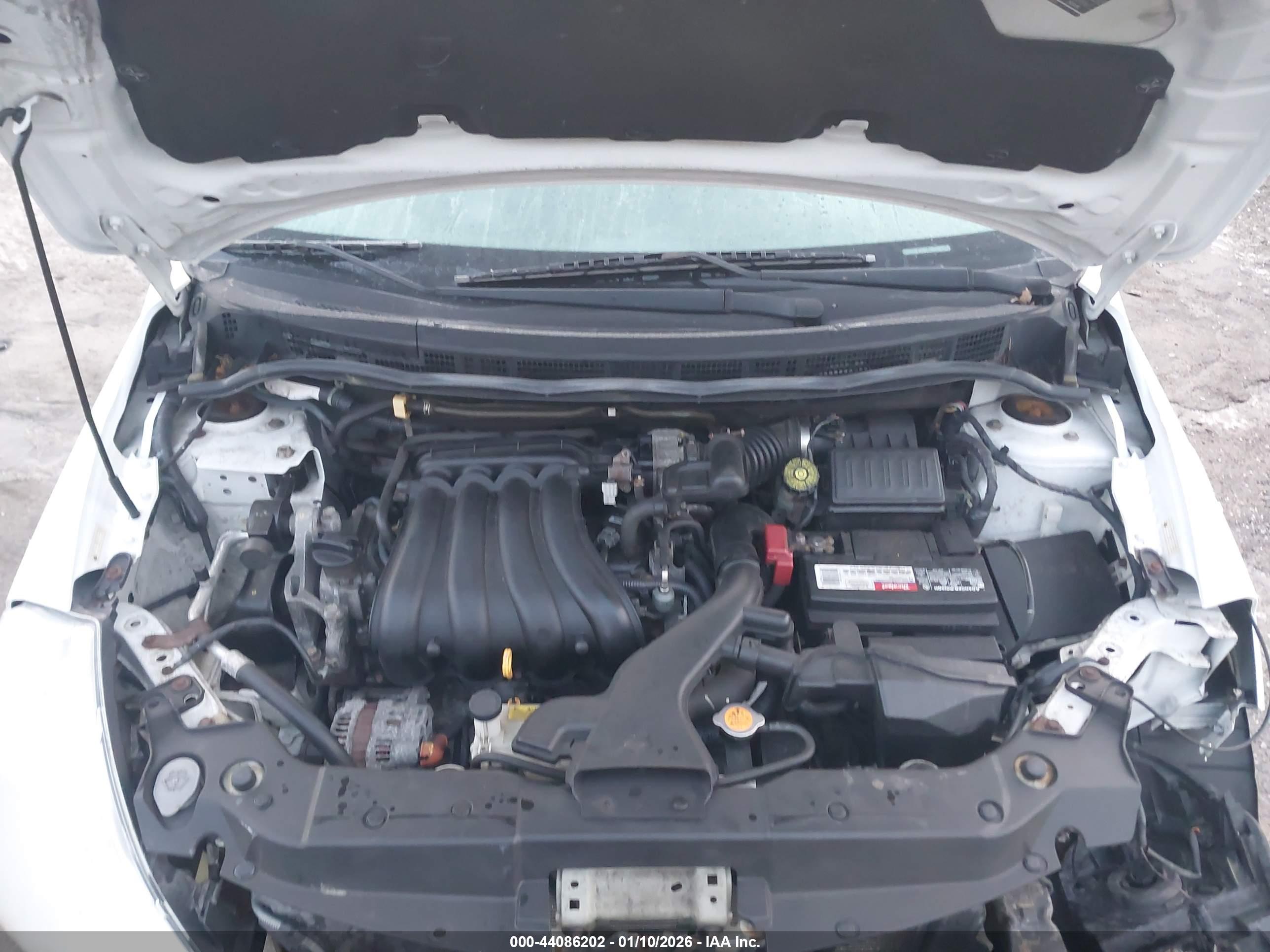 NISSAN VERSA image 10