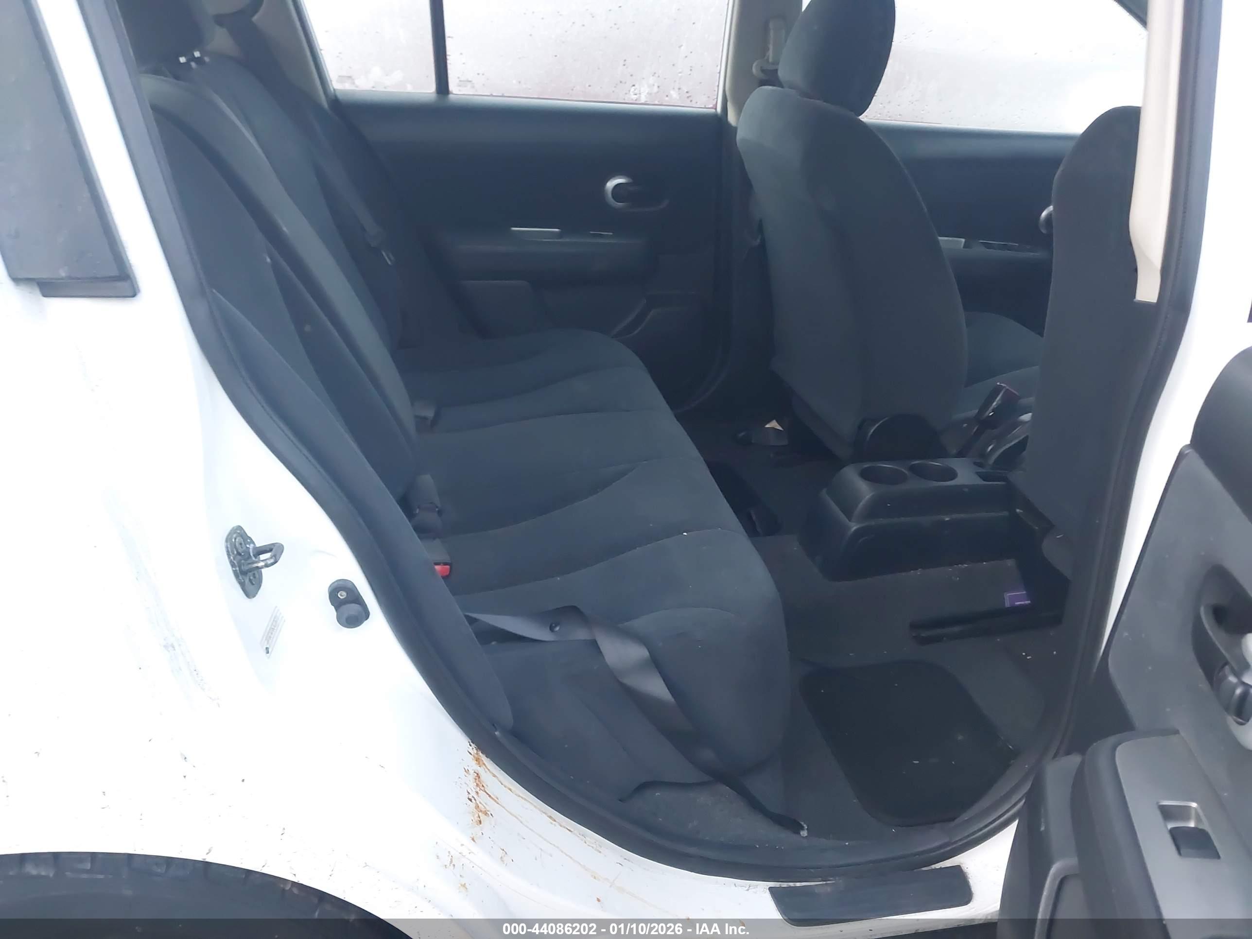 NISSAN VERSA image 8