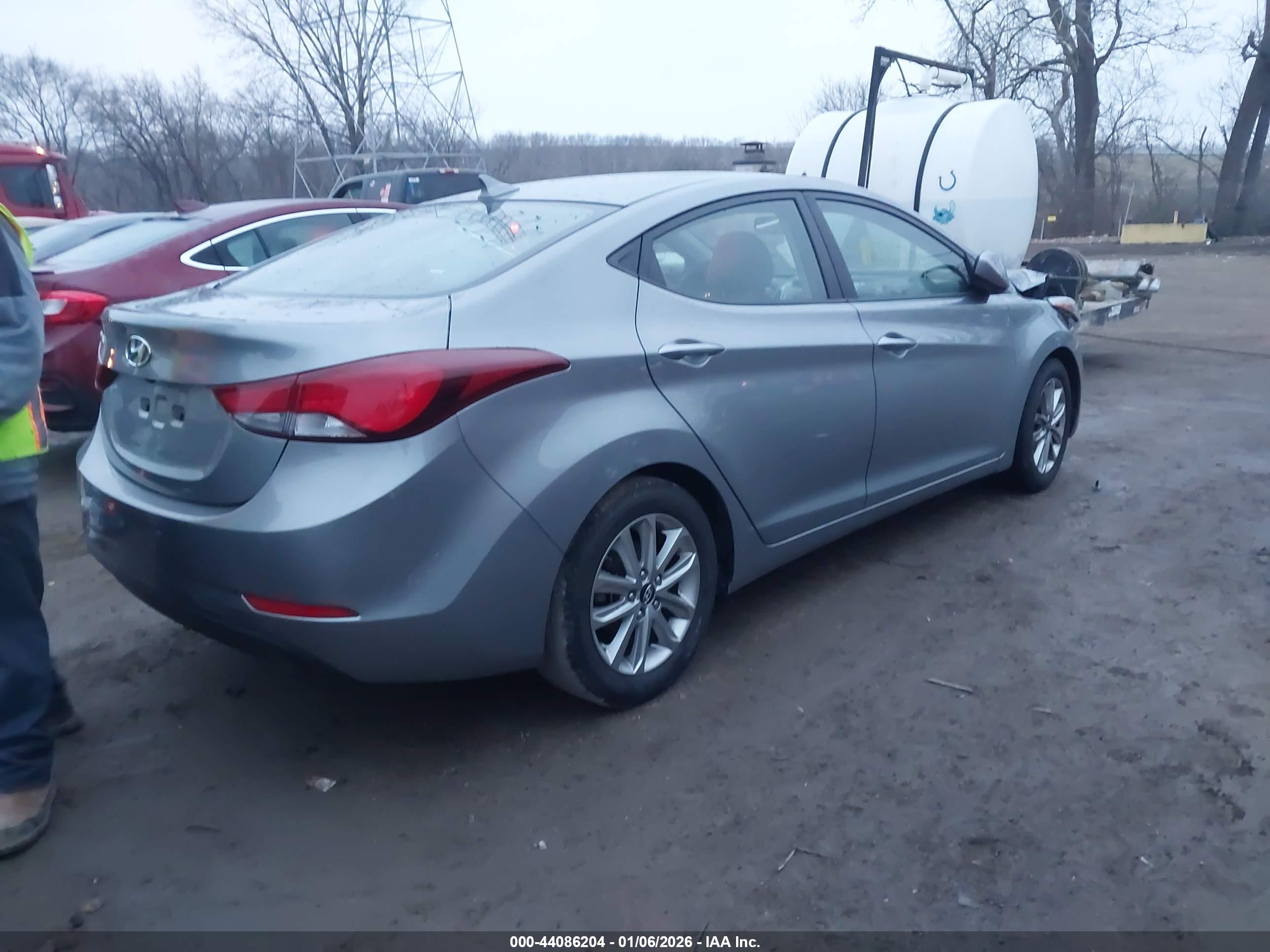 HYUNDAI ELANTRA image 4