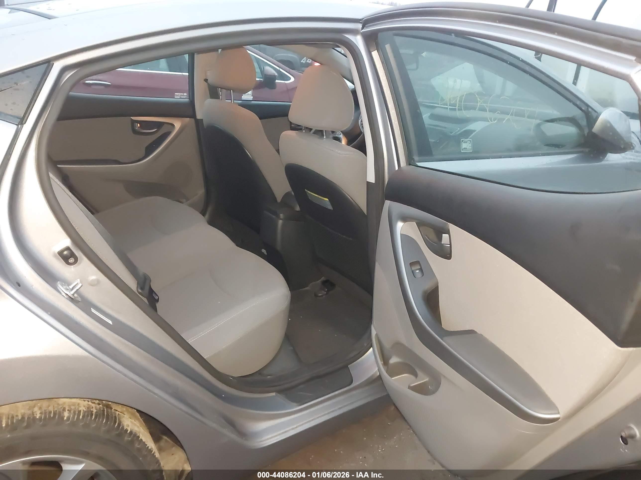 HYUNDAI ELANTRA image 8