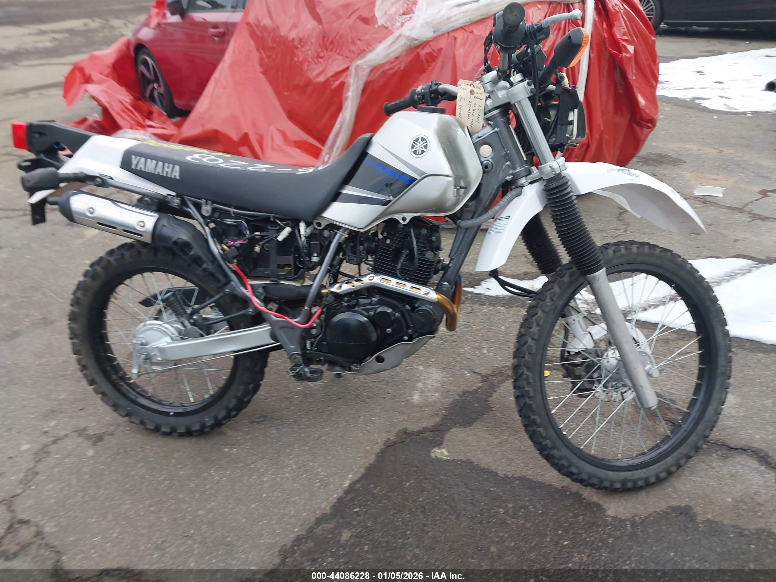 YAMAHA XT225 image 8
