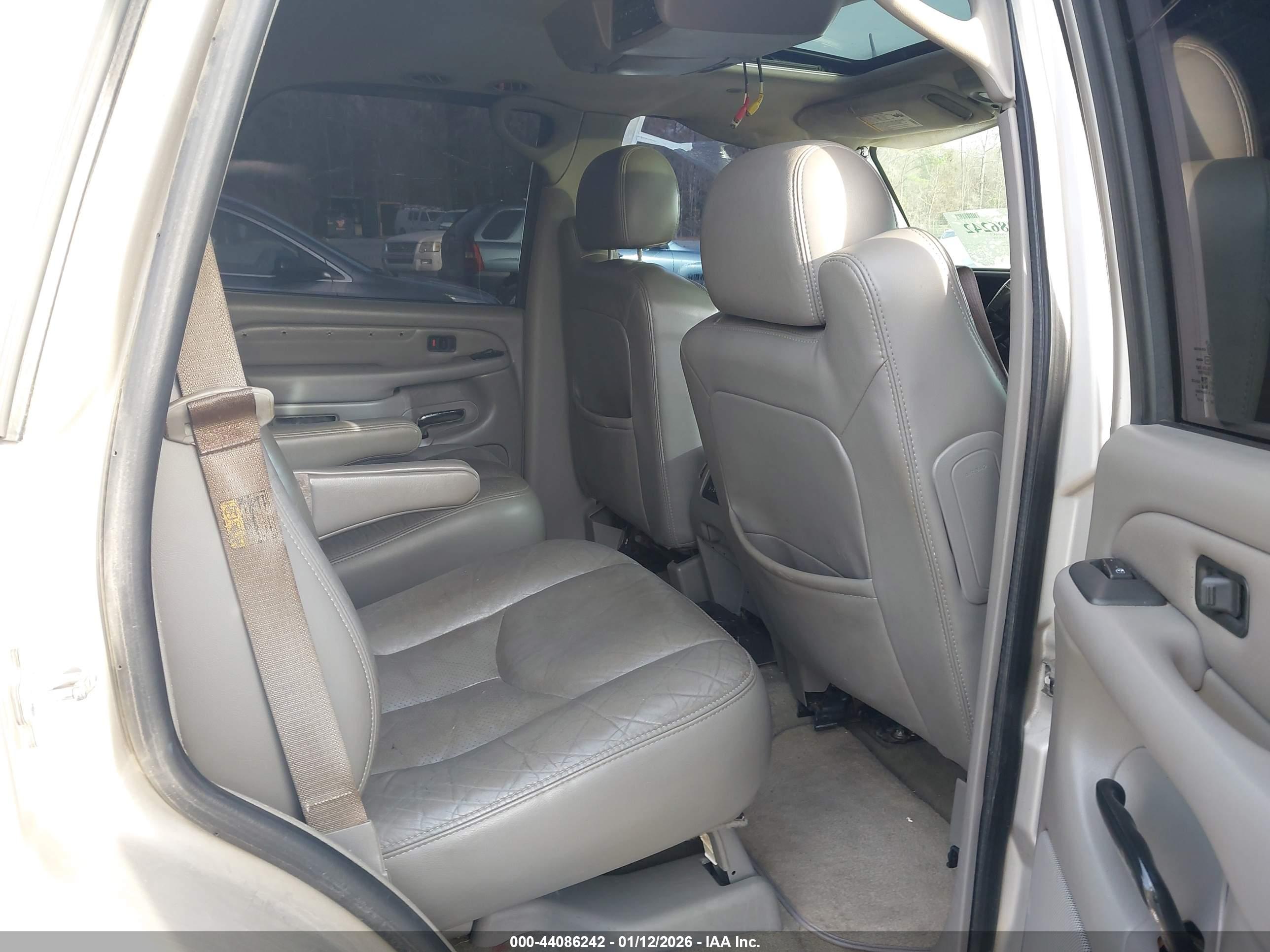 CADILLAC ESCALADE image 8