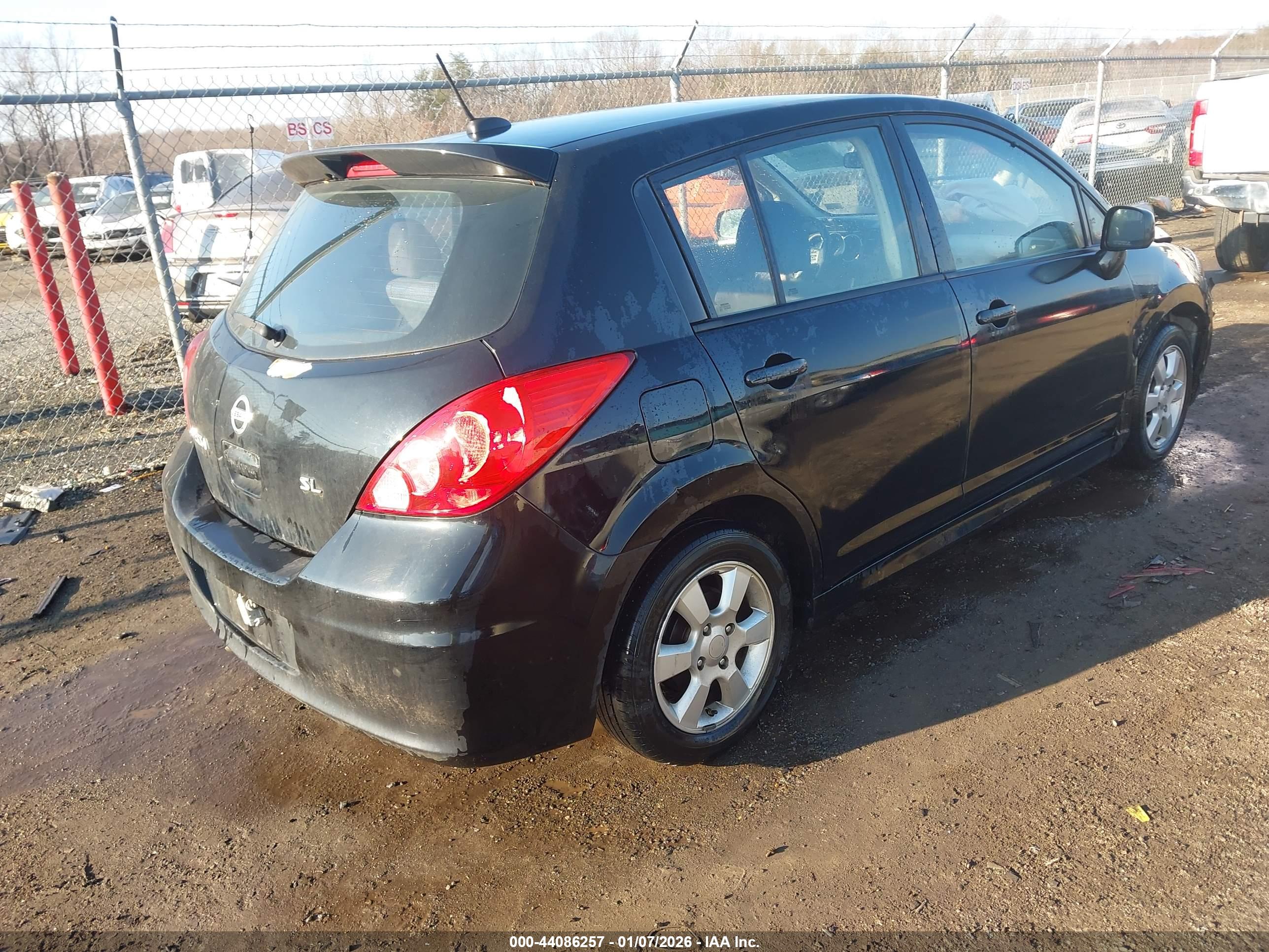 NISSAN VERSA image 4