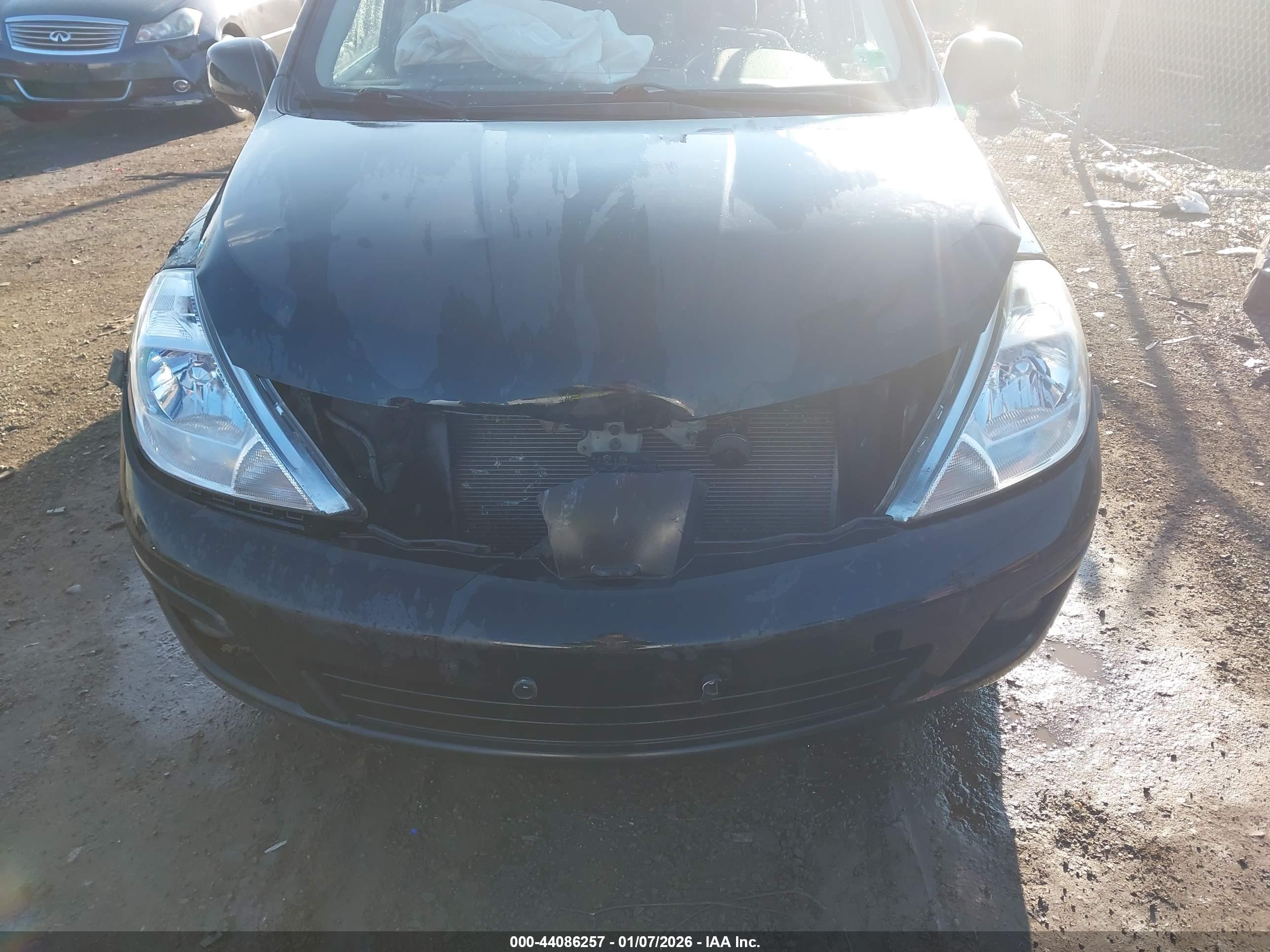 NISSAN VERSA image 6