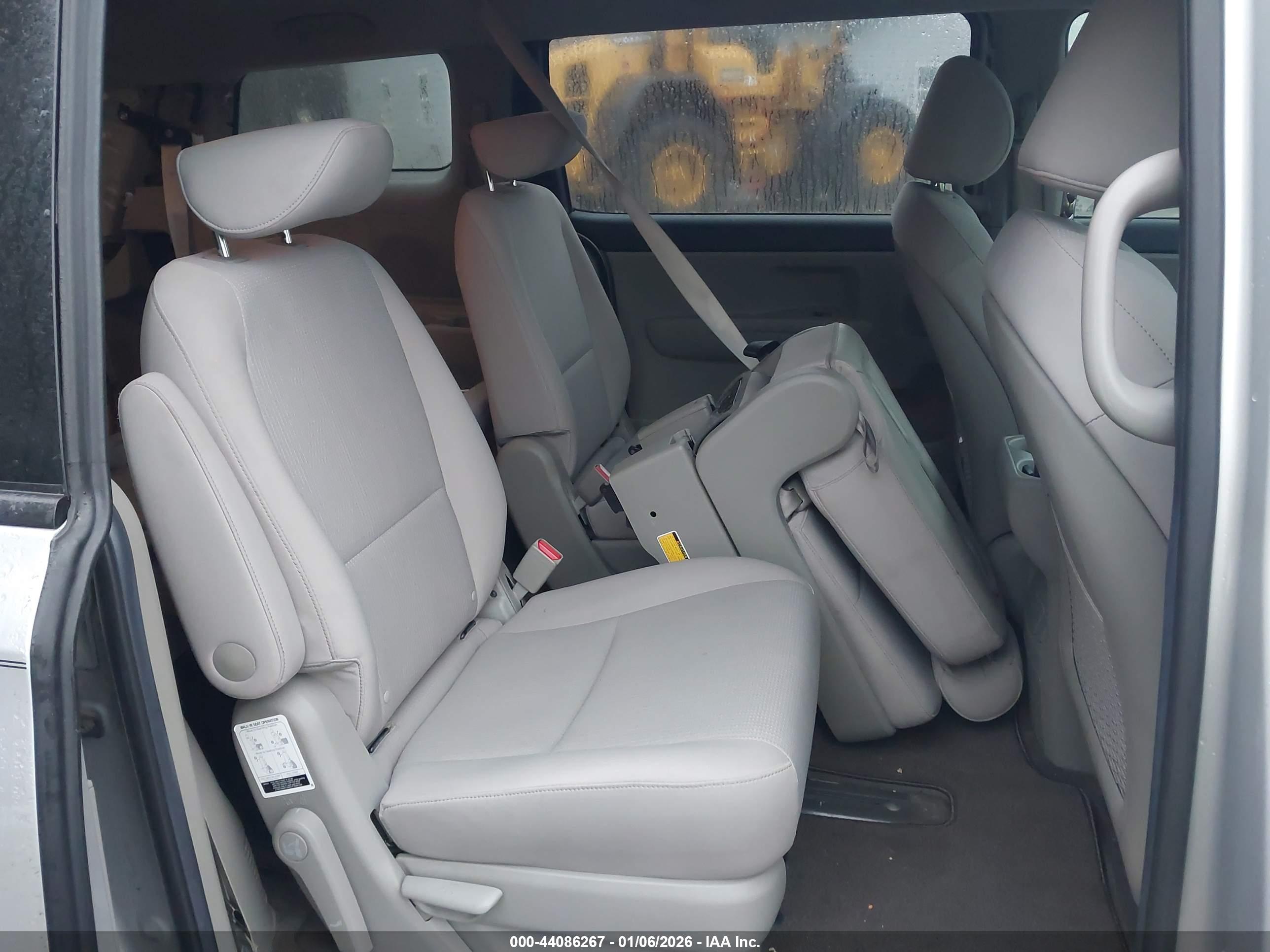 KIA SEDONA image 8