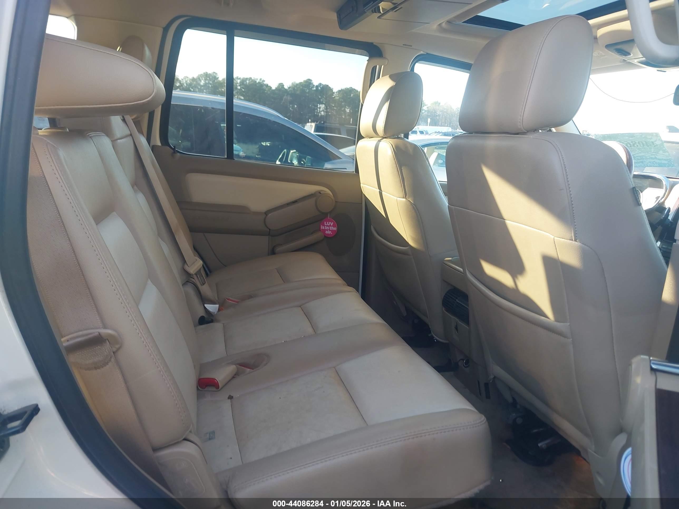 FORD EXPLORER image 8