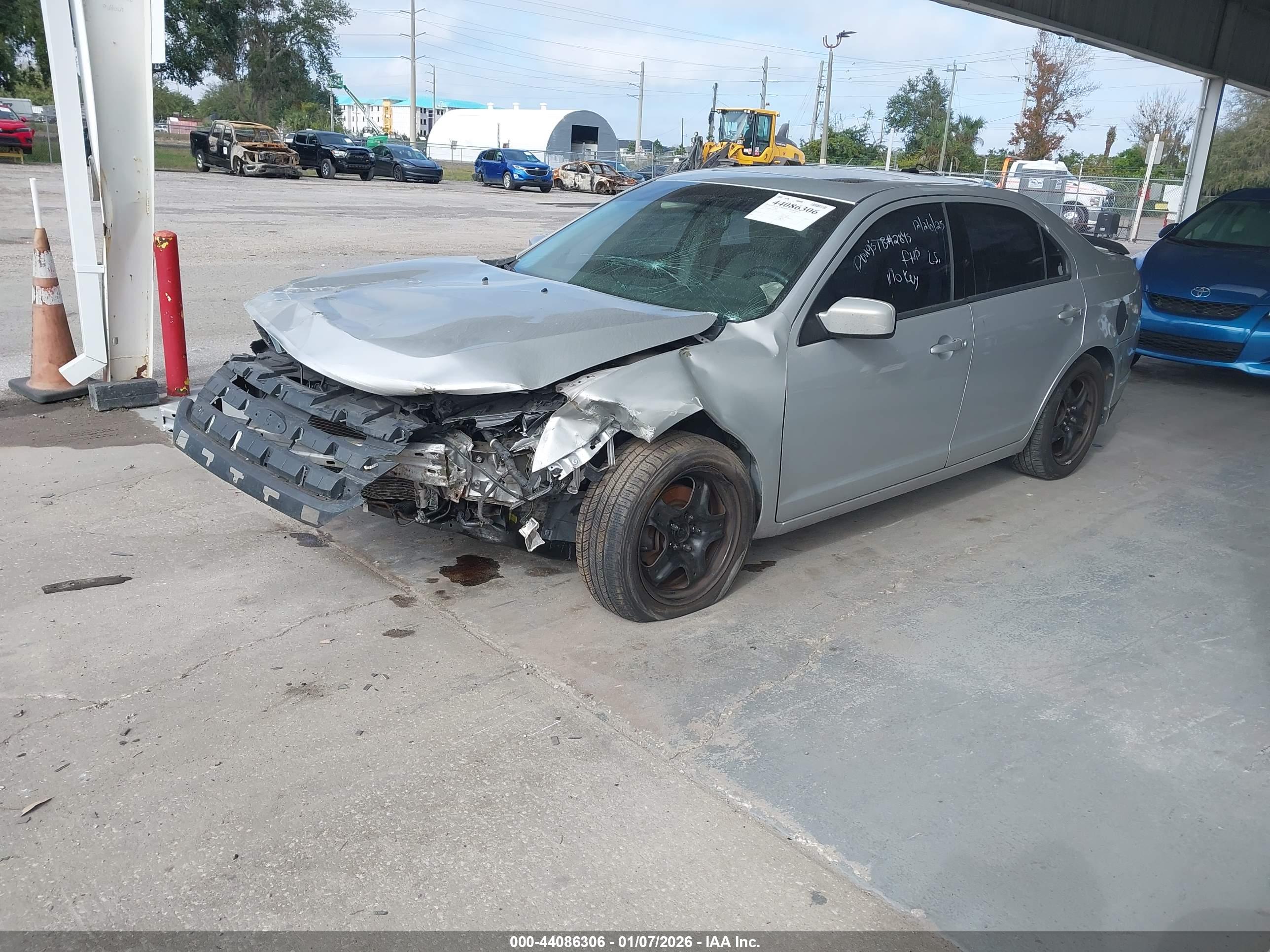 FORD FUSION image 2