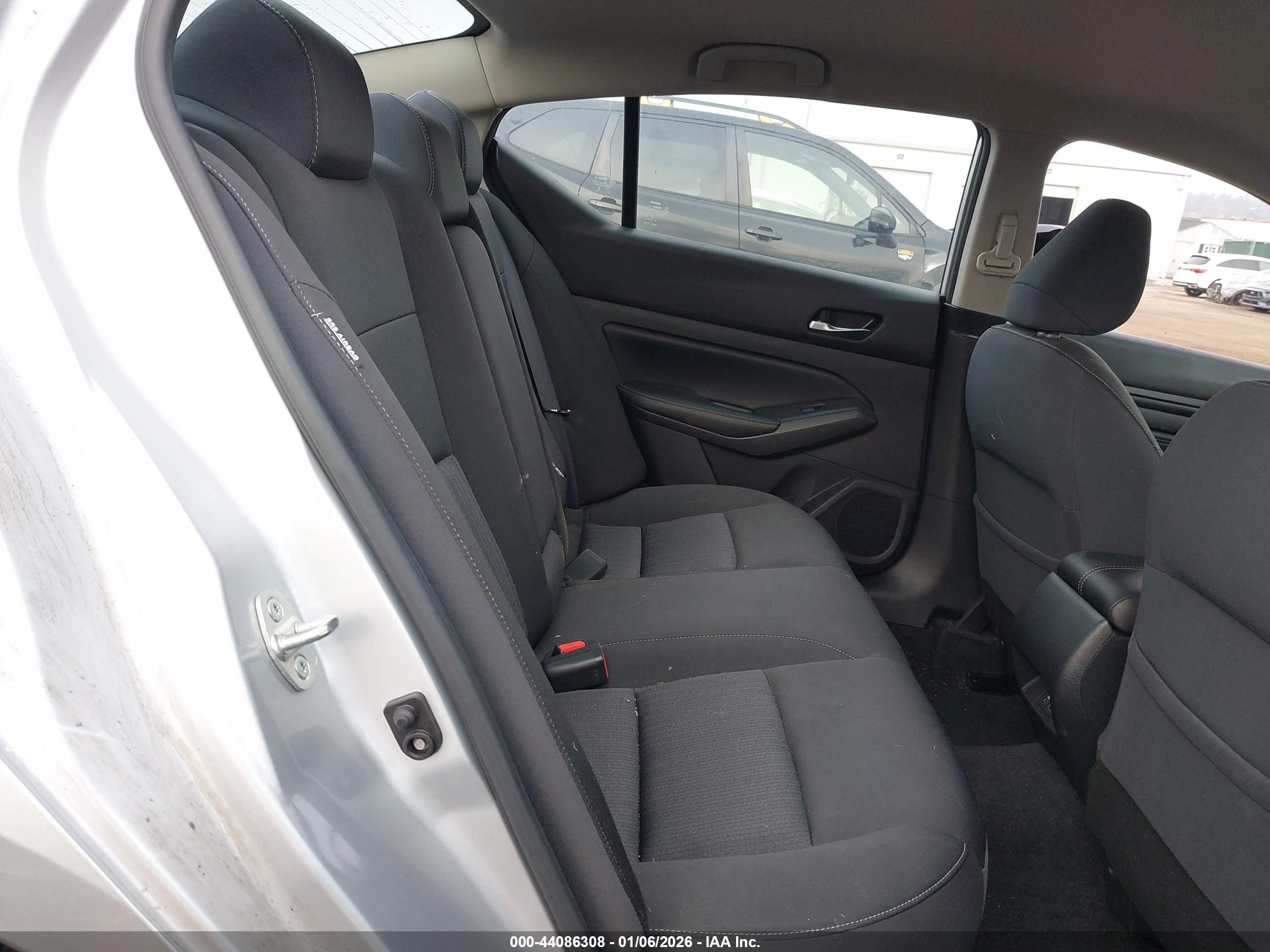 NISSAN ALTIMA image 8