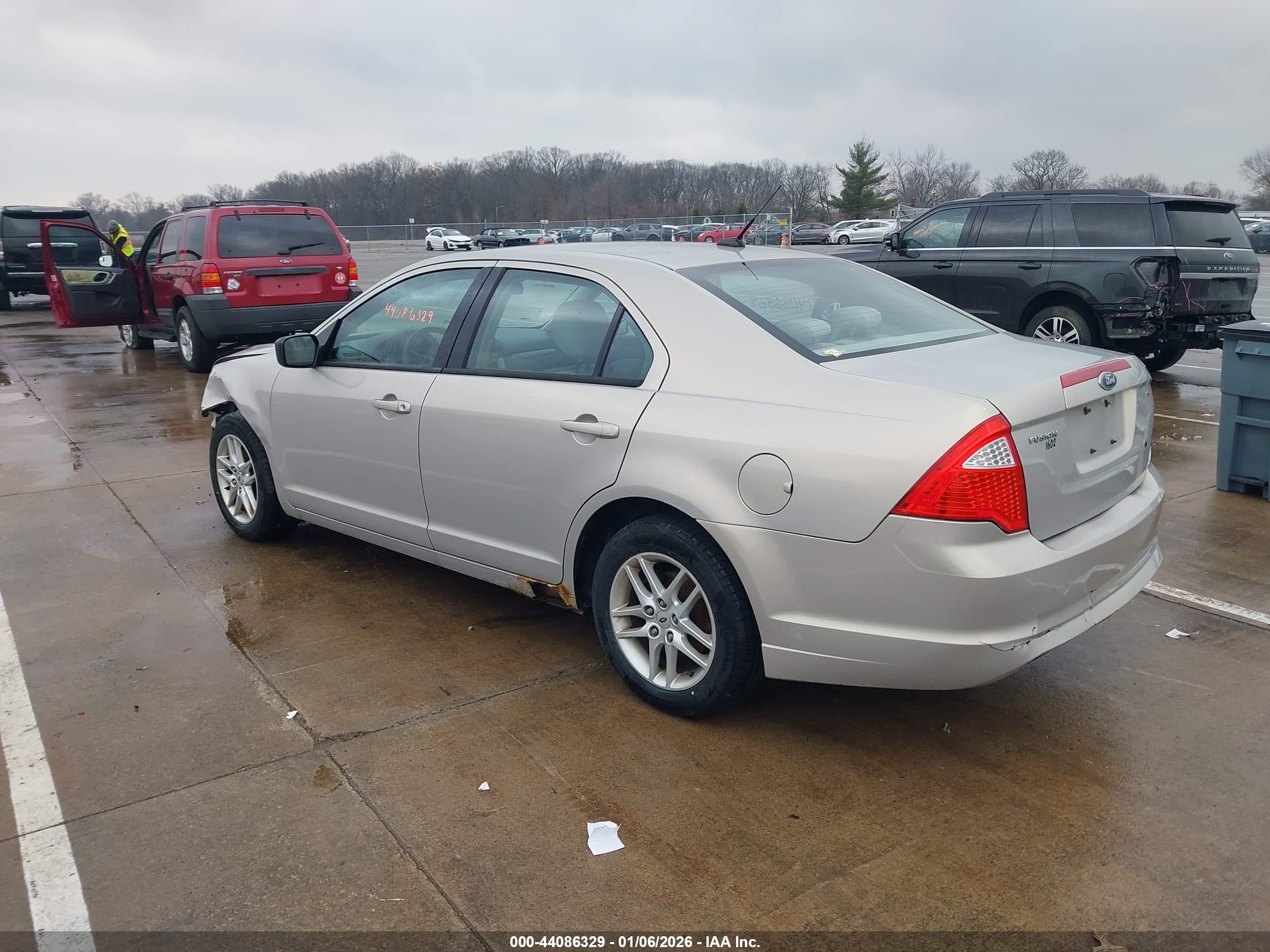 FORD FUSION image 3