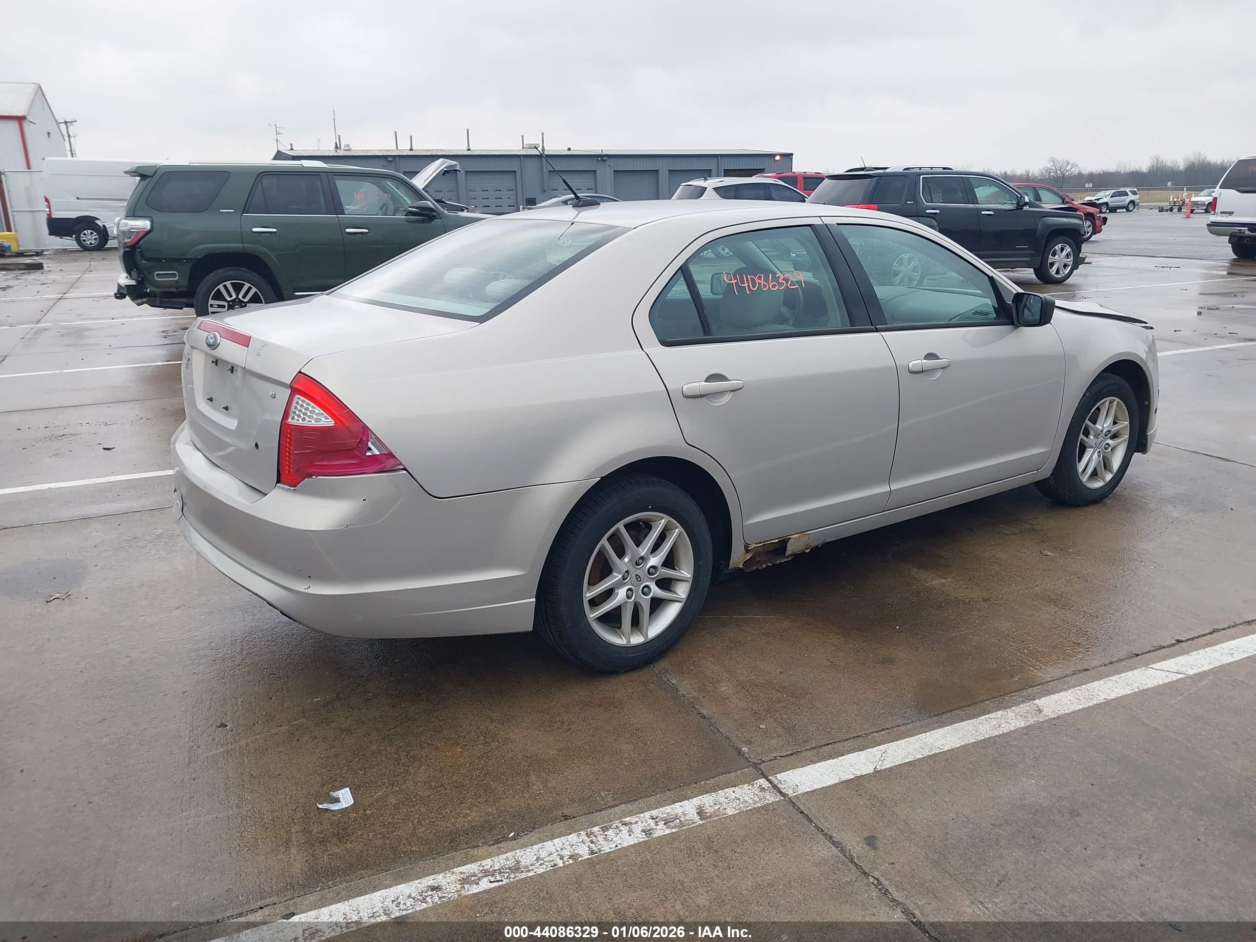 FORD FUSION image 4