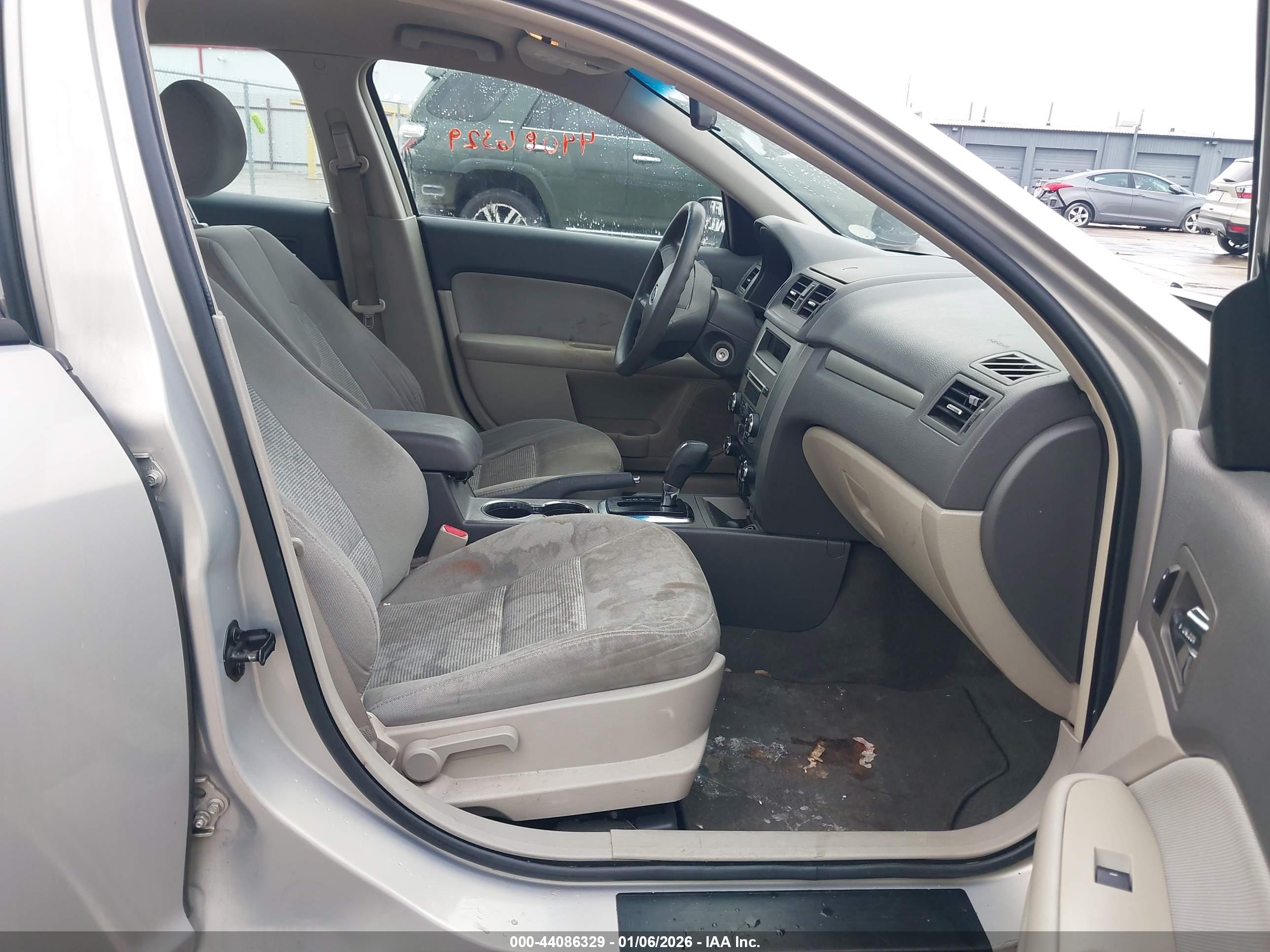 FORD FUSION image 5