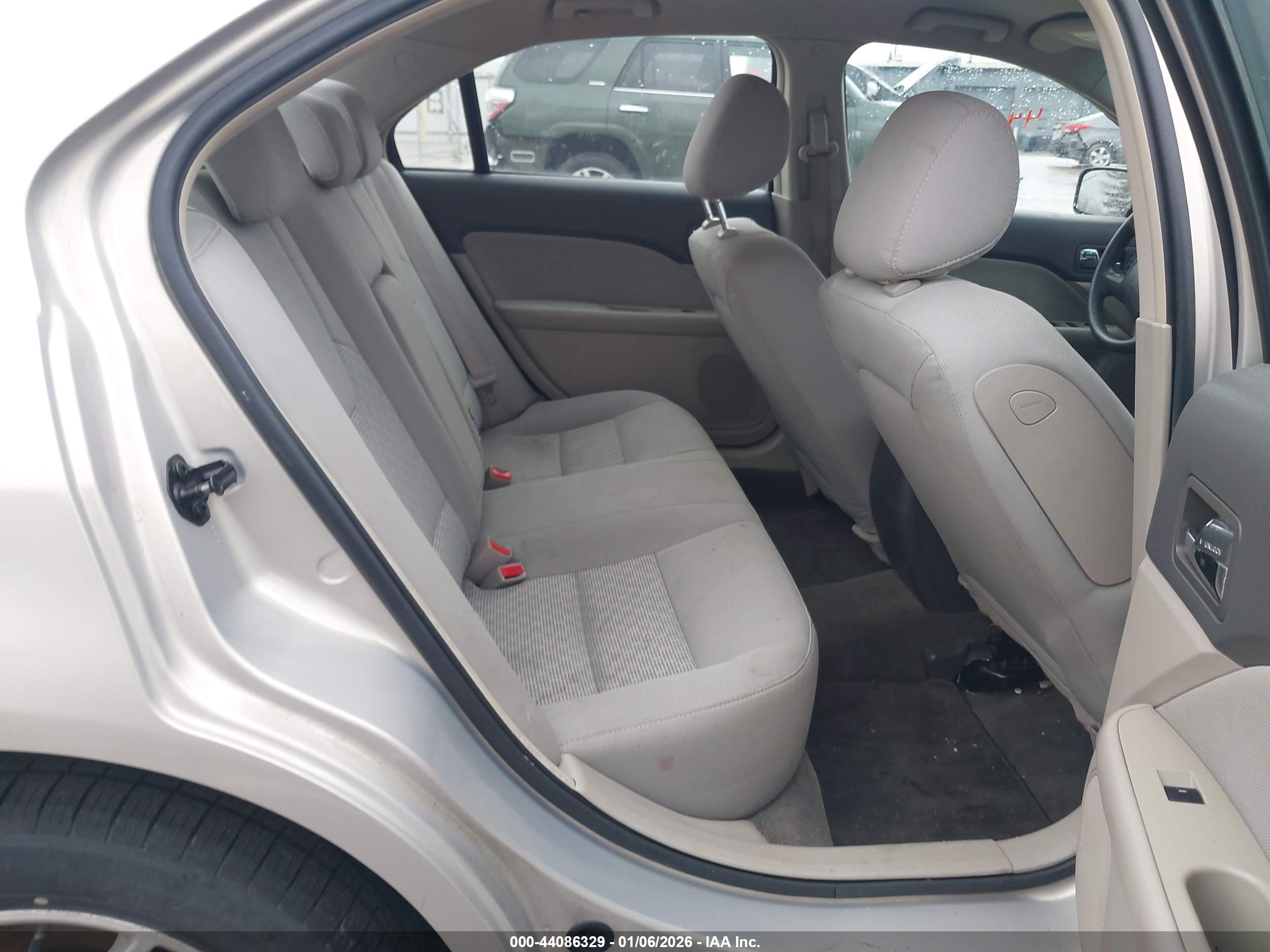 FORD FUSION image 8