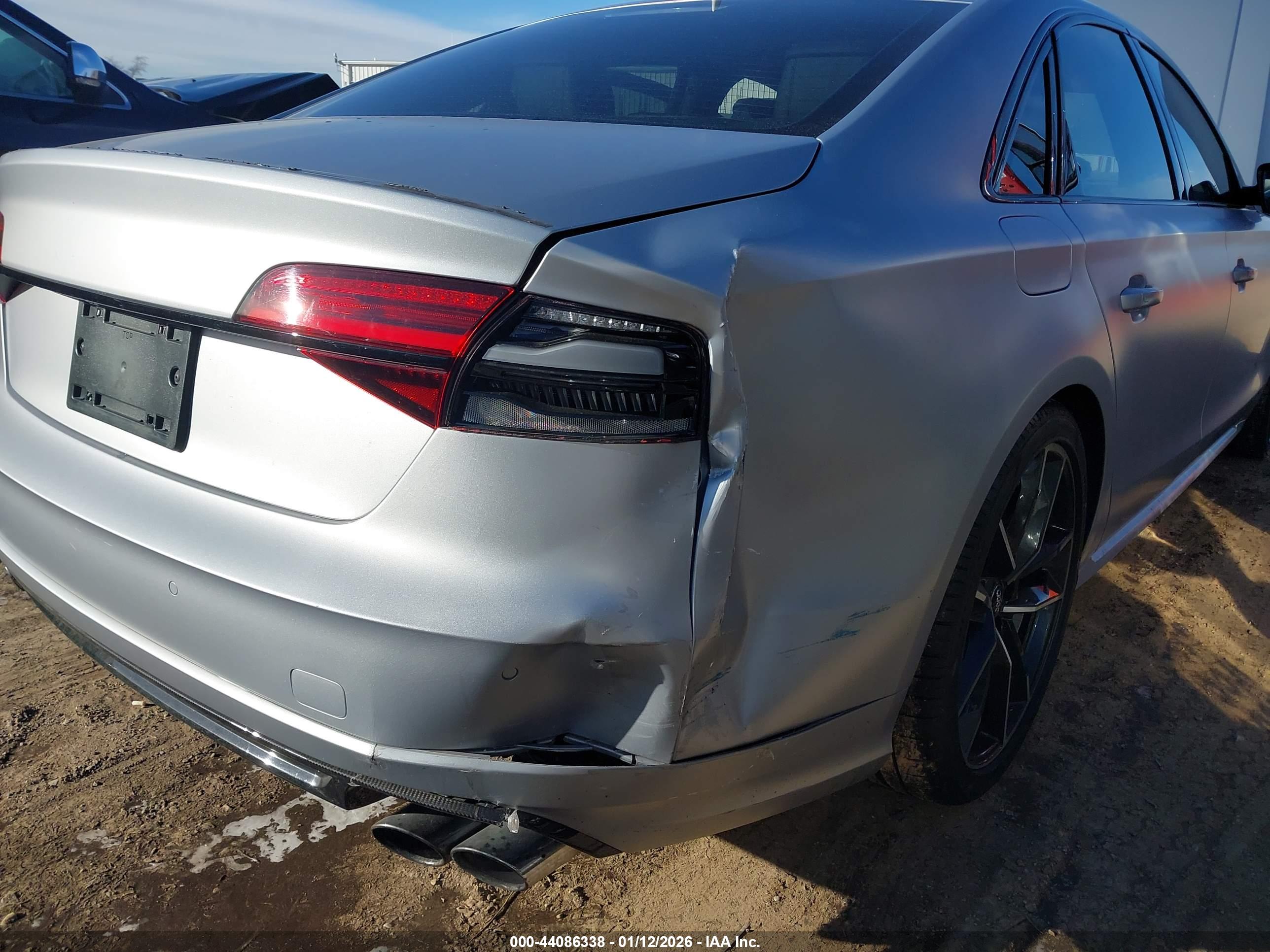 AUDI S8 image 6
