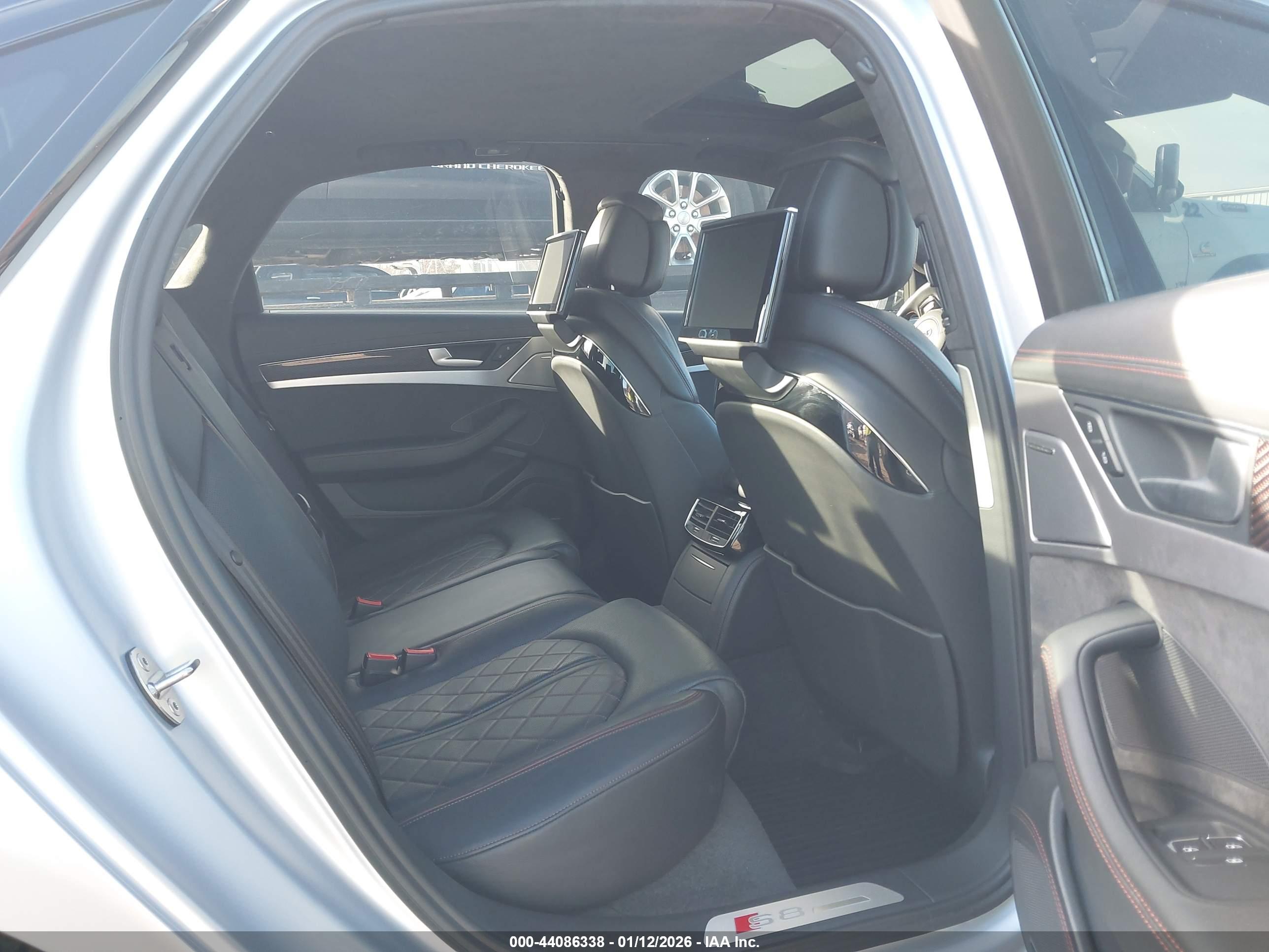 AUDI S8 image 8